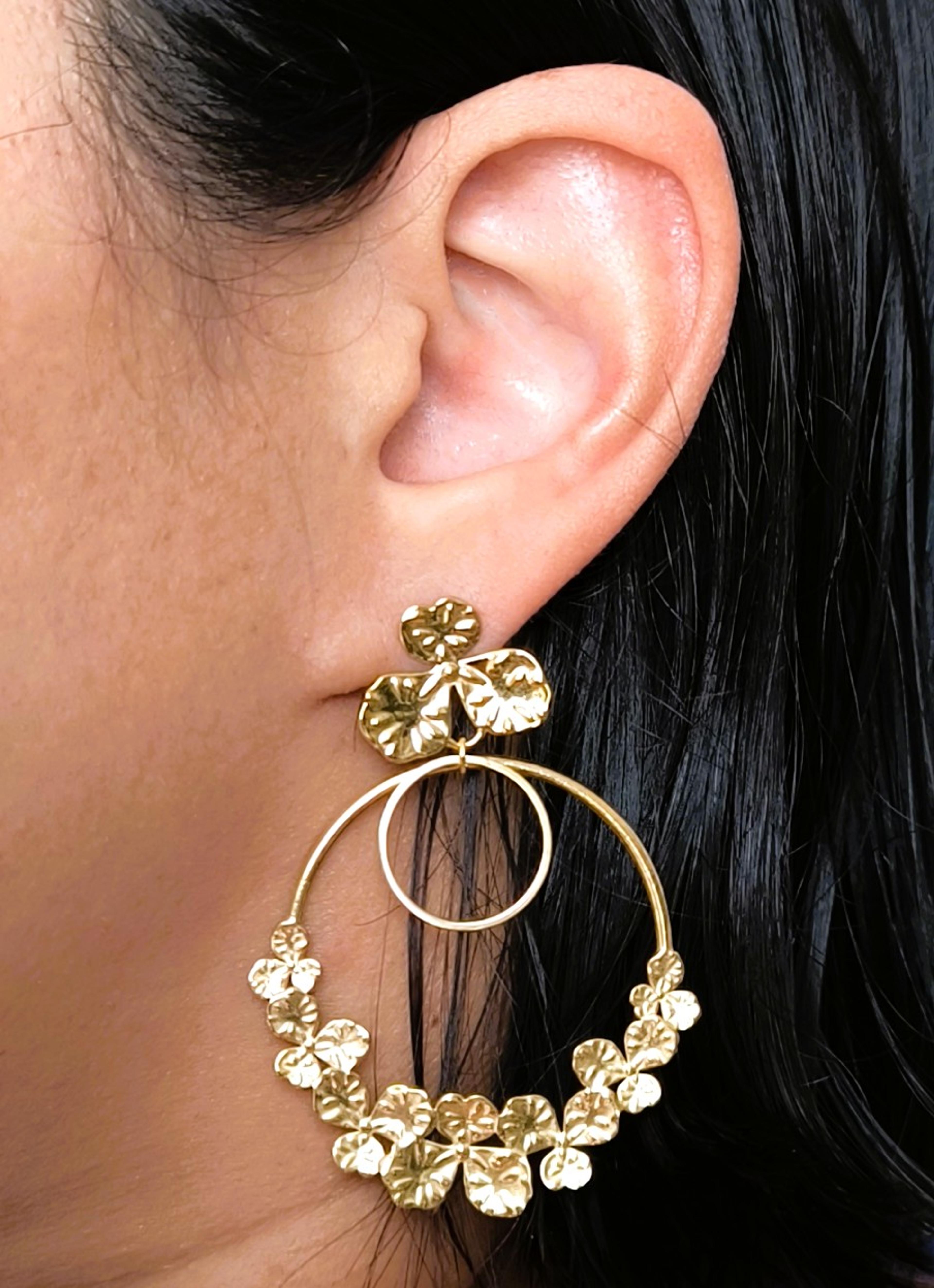Priscilla, boucles d'oreilles pendantes fleurs dorées – photo 2