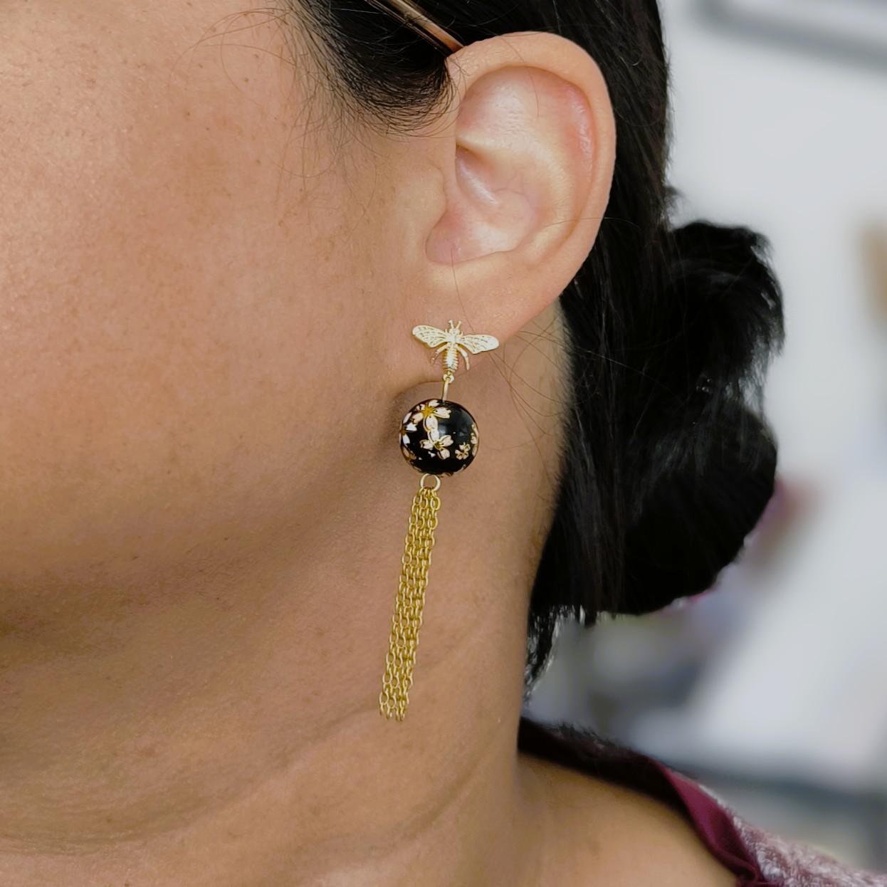 Mélissa, boucles d'oreilles abeilles et perles noires fleuries – photo 2