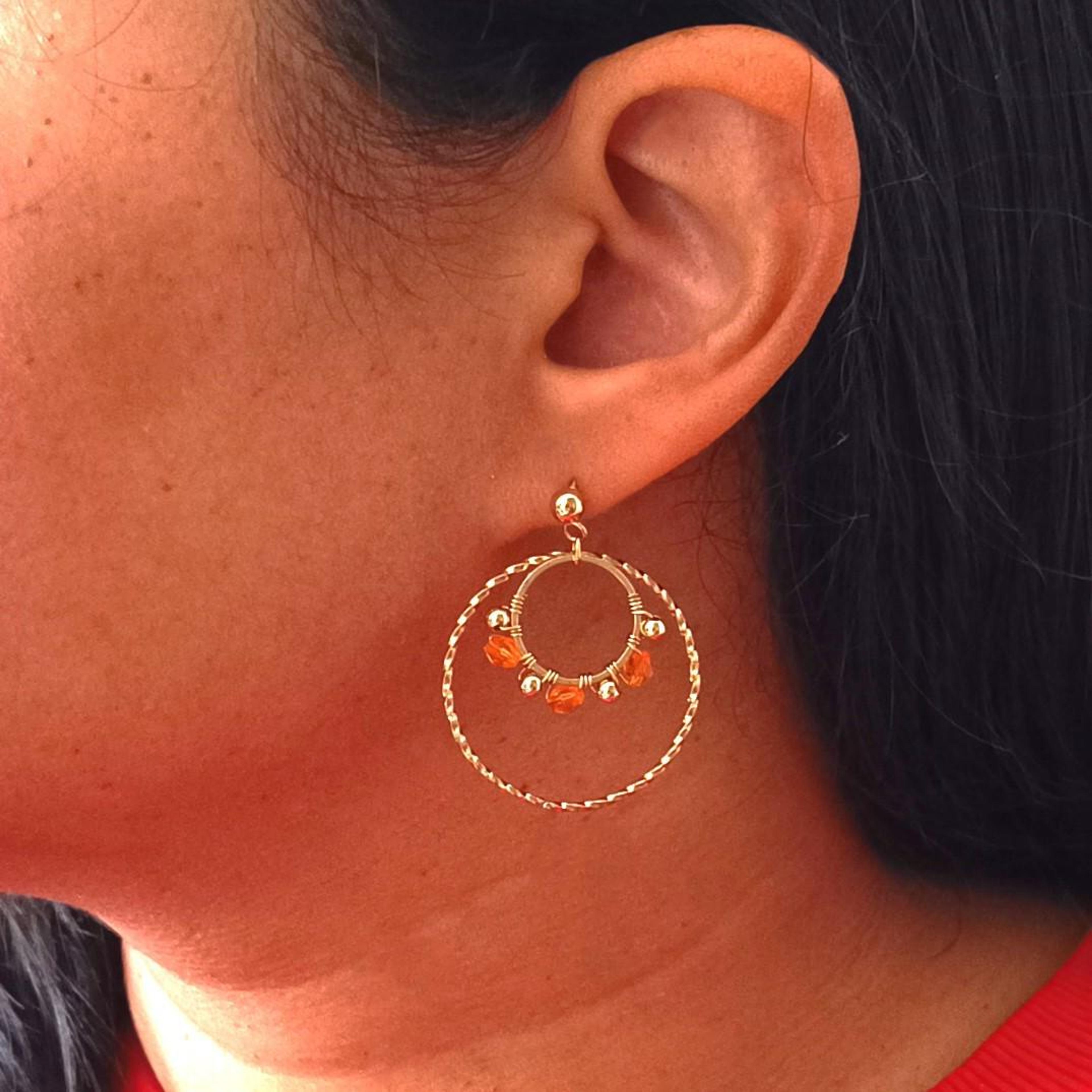Nélia, boucles d'oreilles dorées et perles de verre orange – photo 2