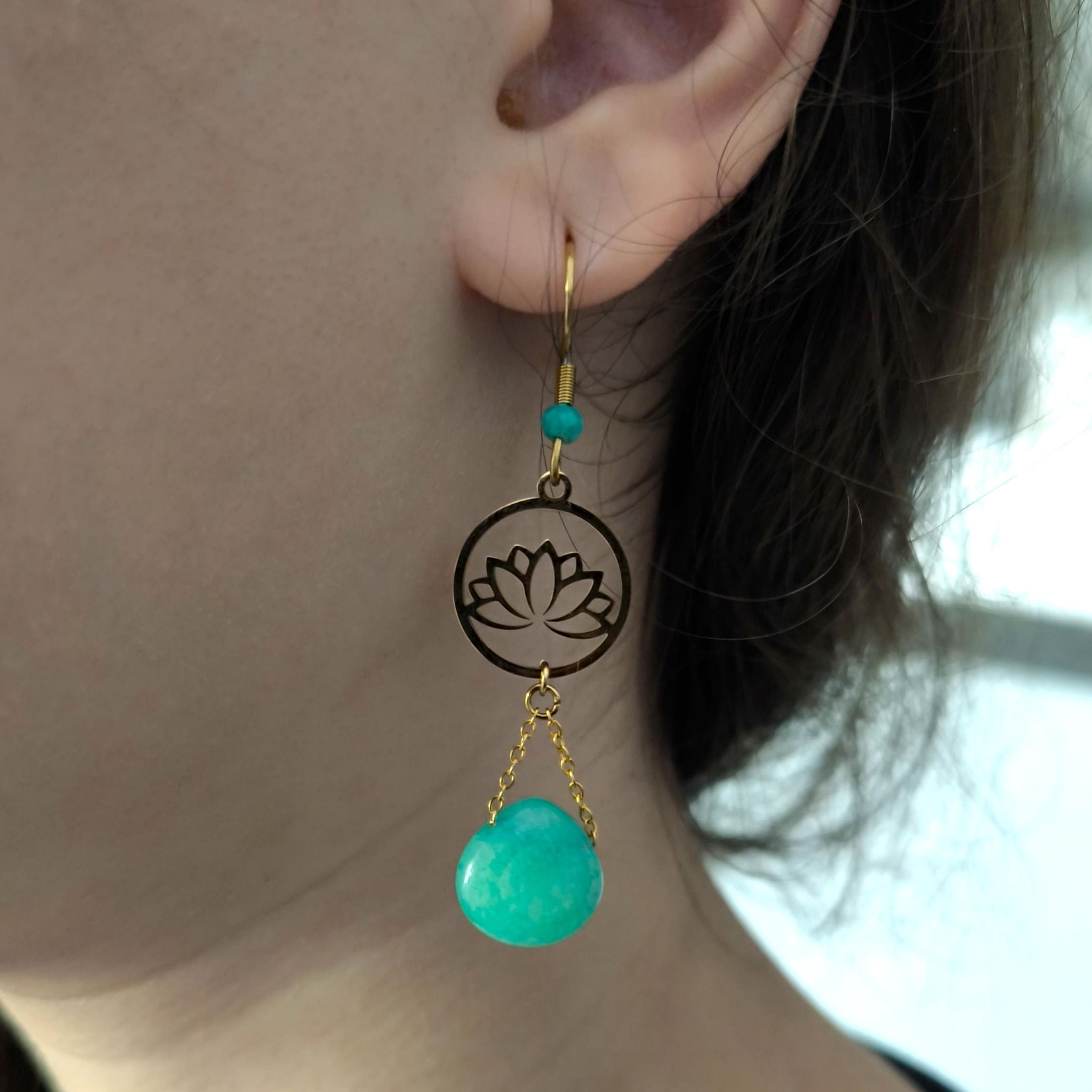 Padma, boucles d'oreilles lotus doré et agate verte – photo 2