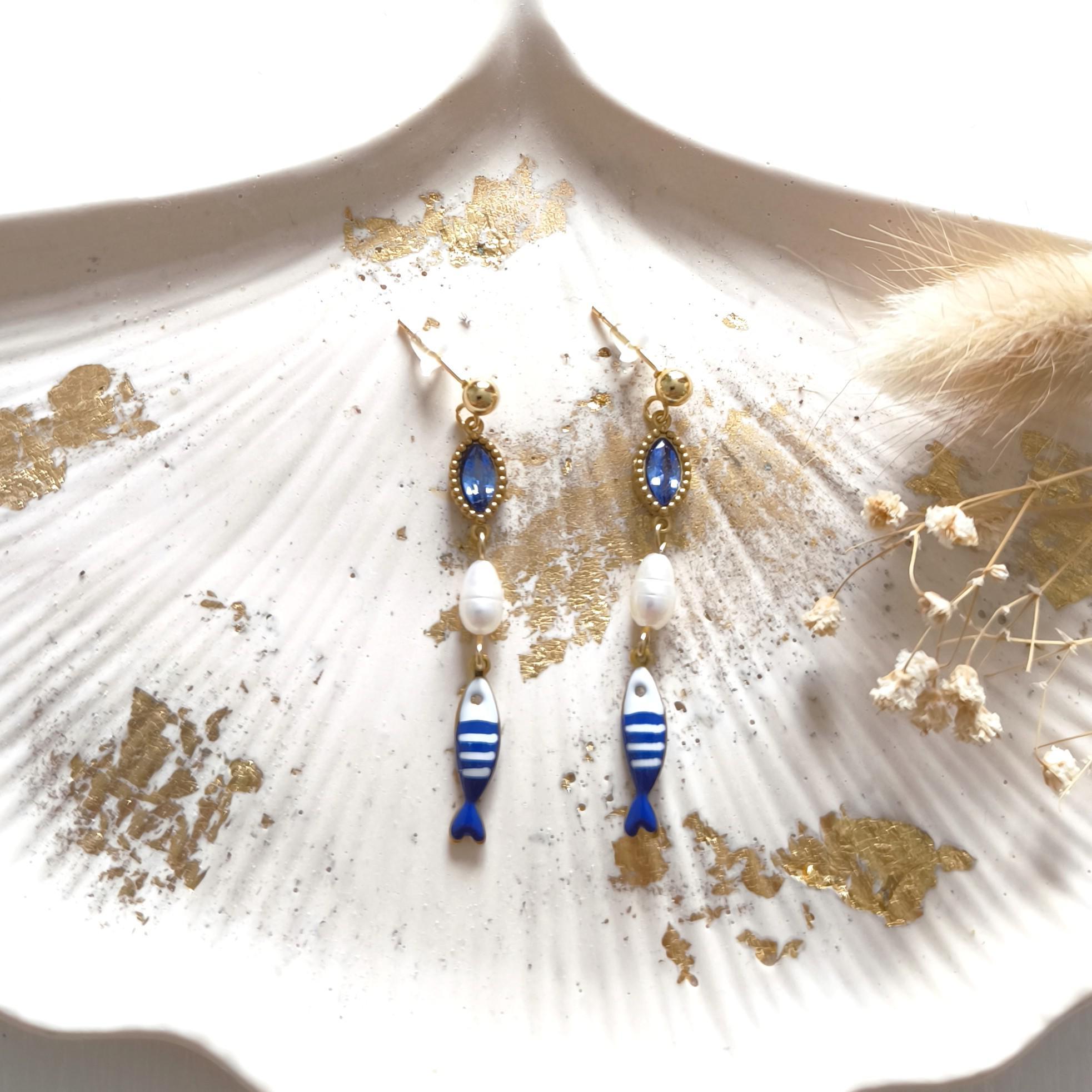 Nausicaa, boucles d'oreilles poissons émaillés et perles d'eau douce