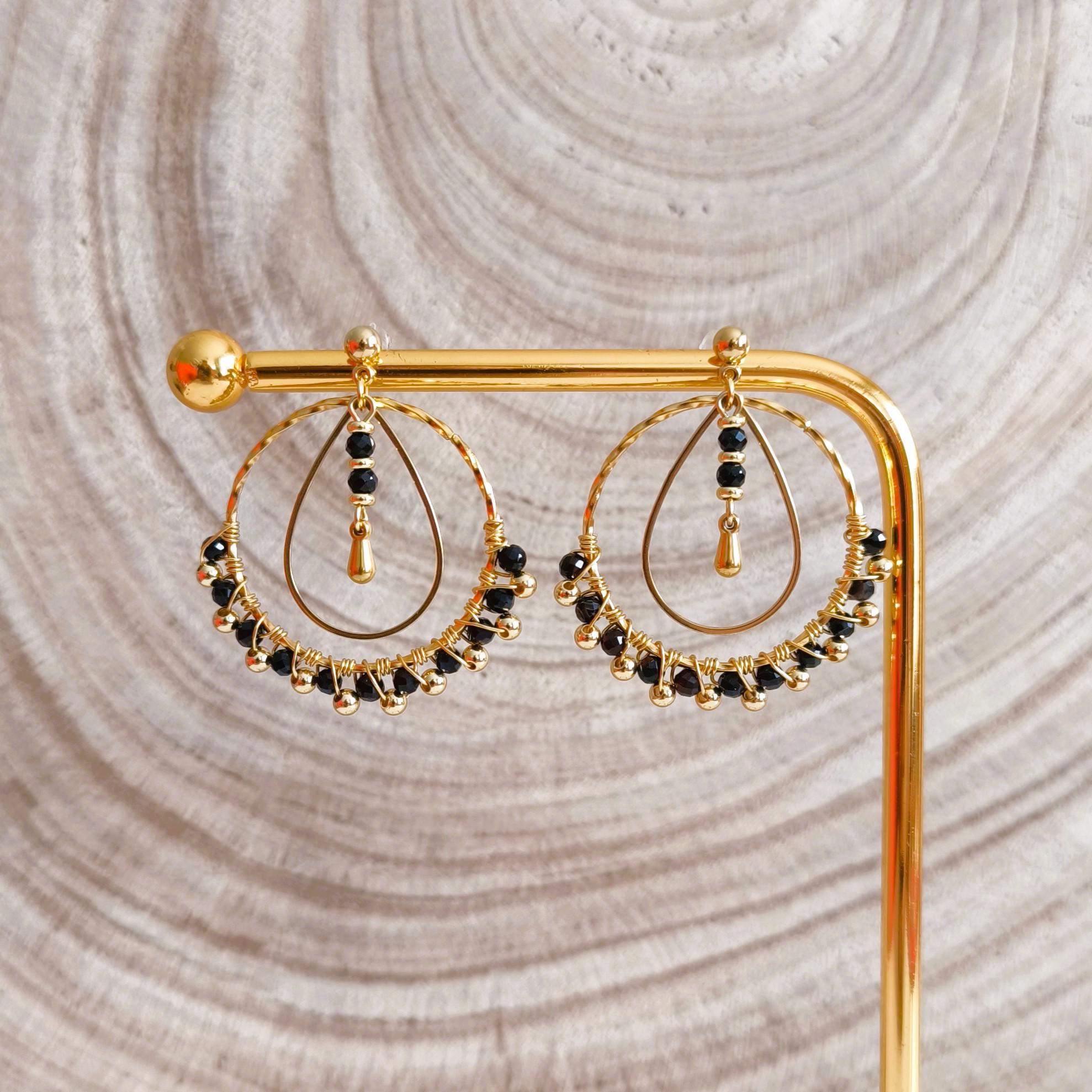 Tania, boucles d'oreilles dorées et perles d'agate noire