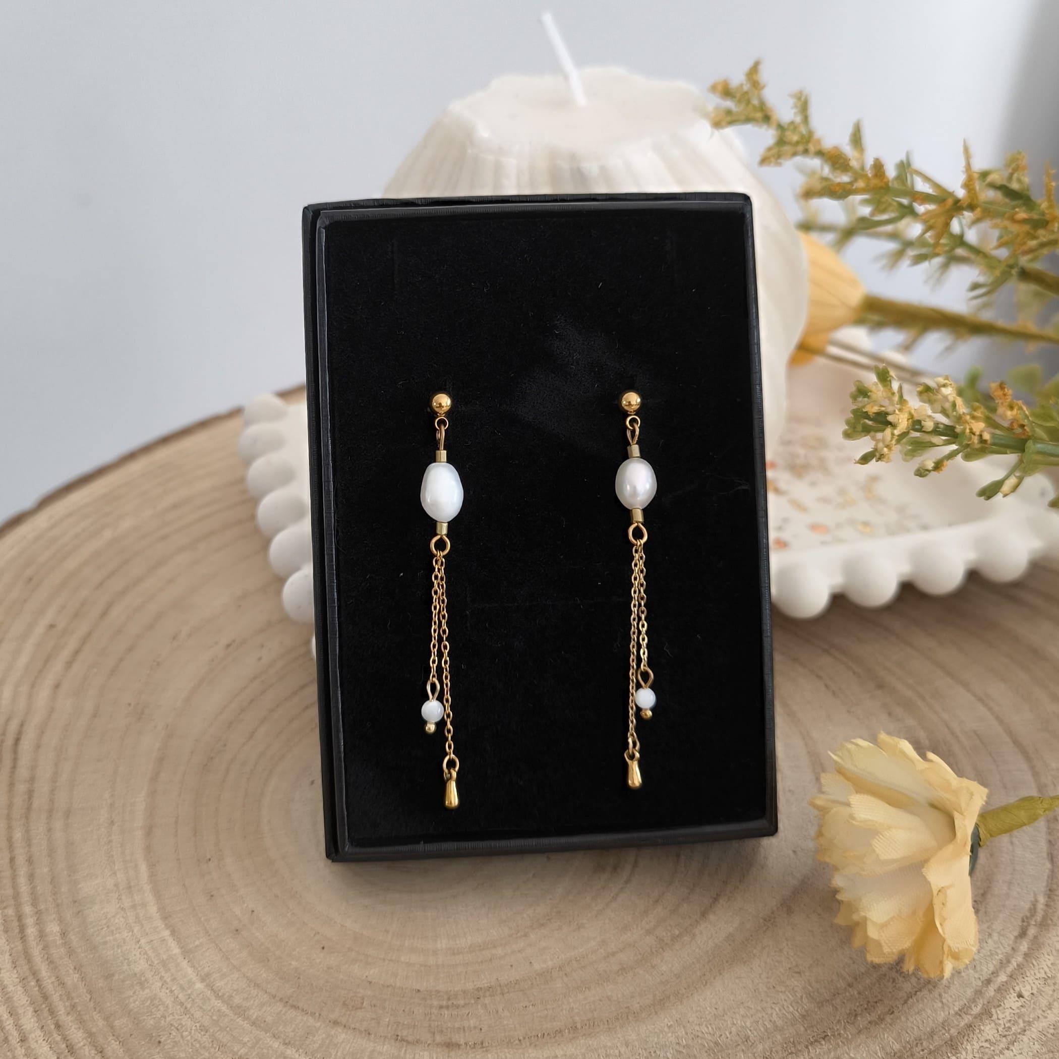 Blanche, boucles d'oreilles pendantes et perles d'eau douce
