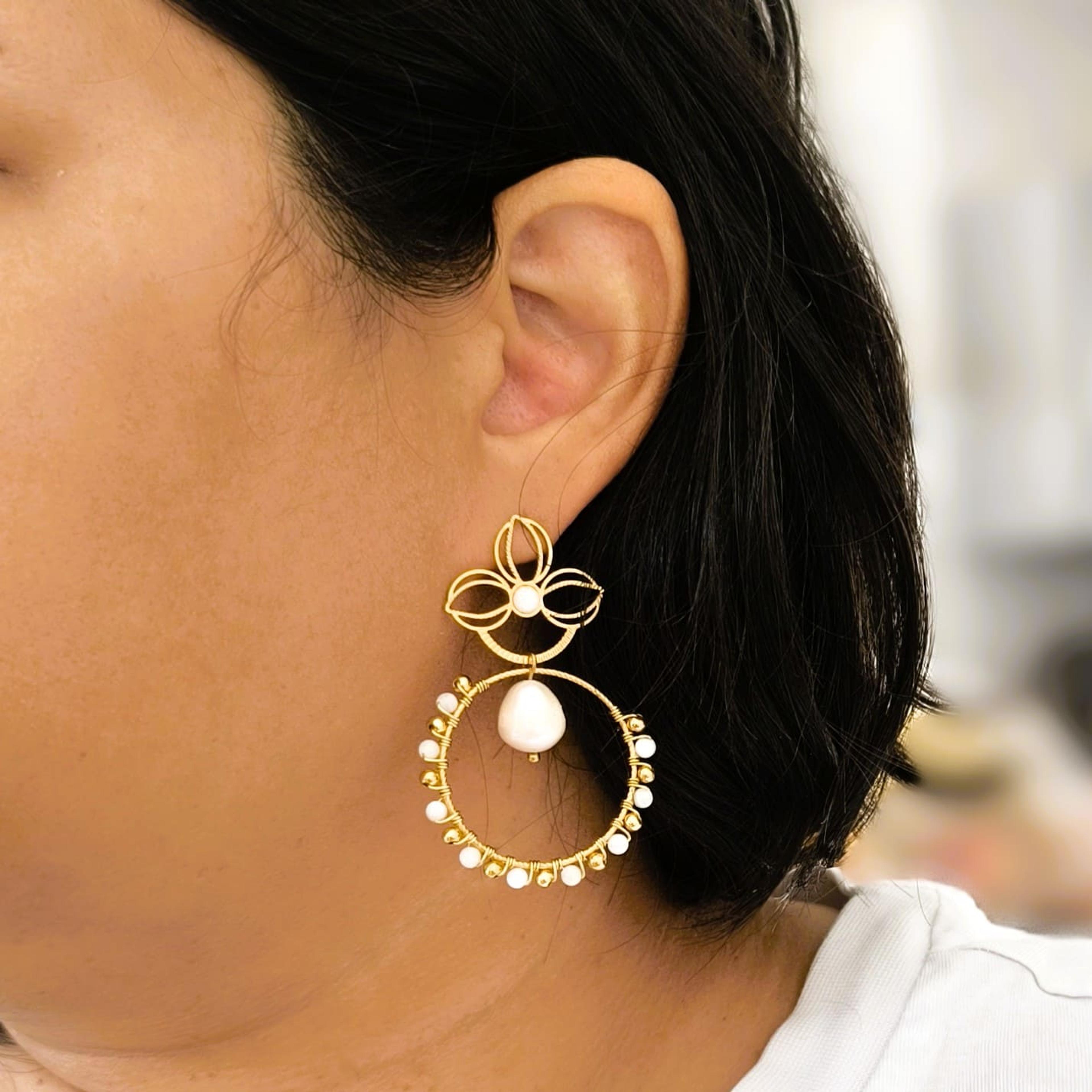 Inès, boucles d'oreilles pendantes baroques et perles de nacre – photo 2