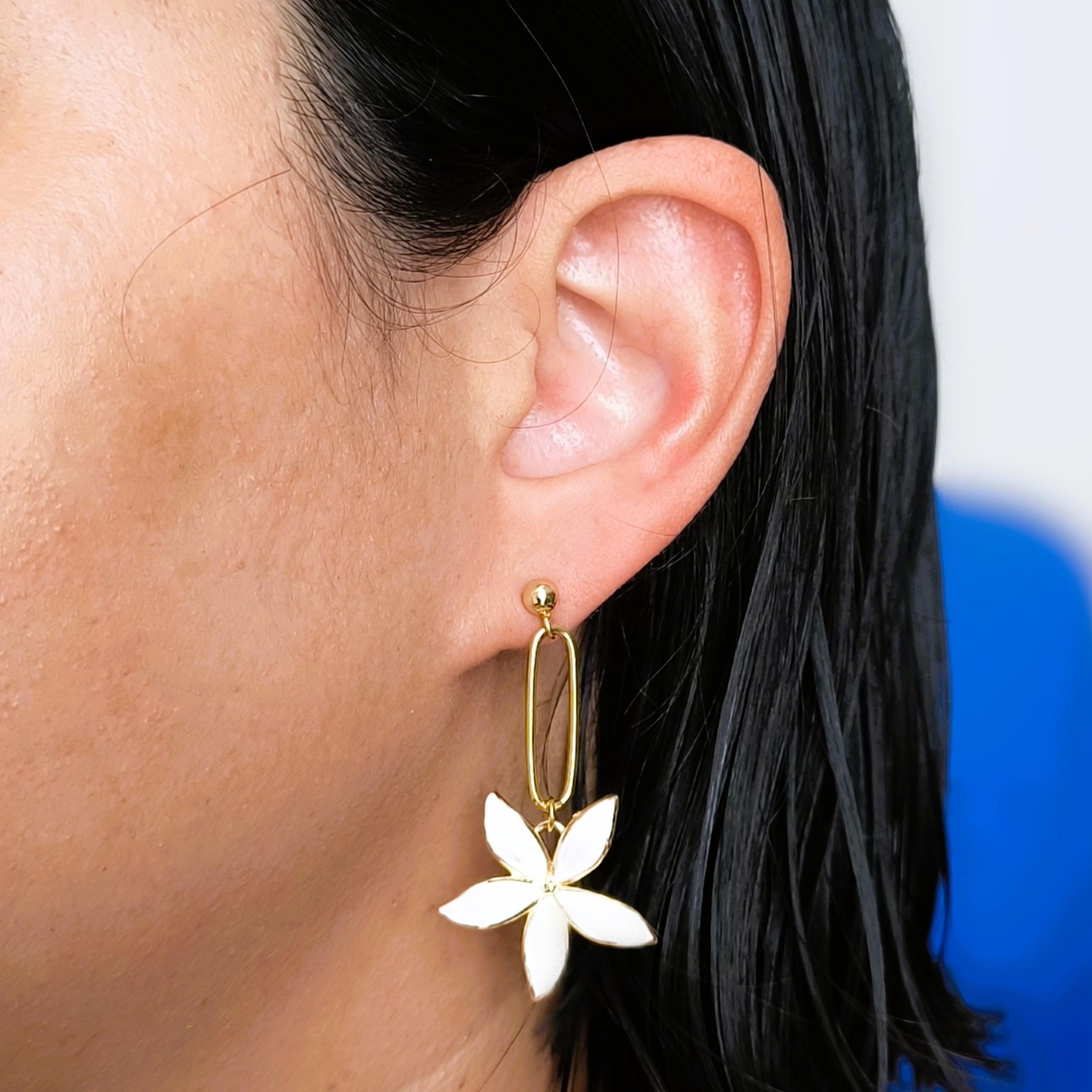 Ondine, boucles d'oreilles pendantes à fleurs, acier et or fin – photo 2