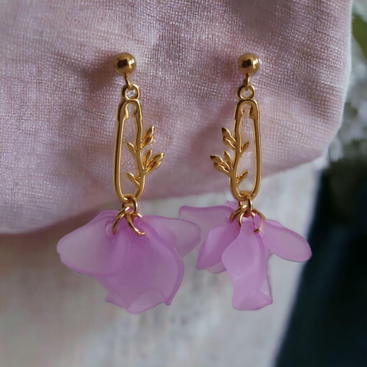 Rosita, boucles d'oreilles pétales mauves et laiton doré