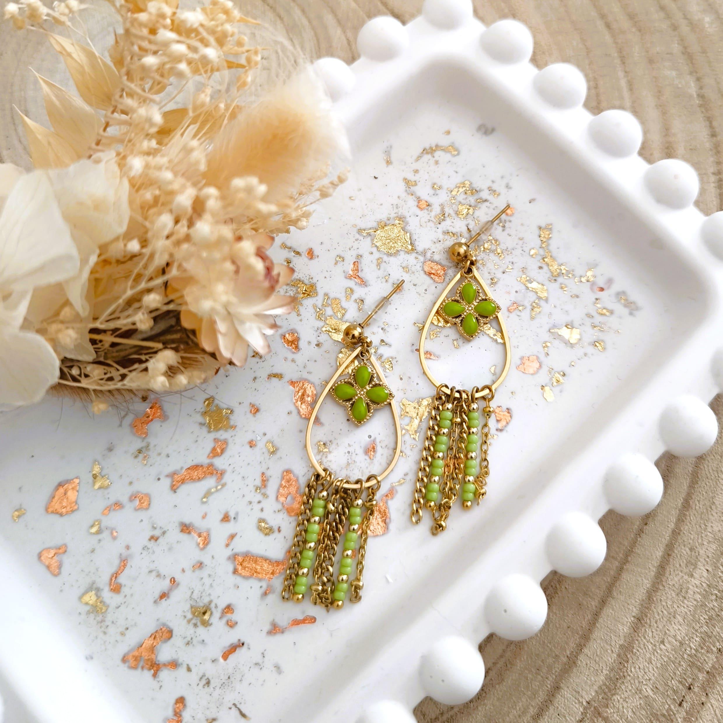 Faustine, boucles d'oreilles goutte dorée, trèfle émaillé et Miyuki
