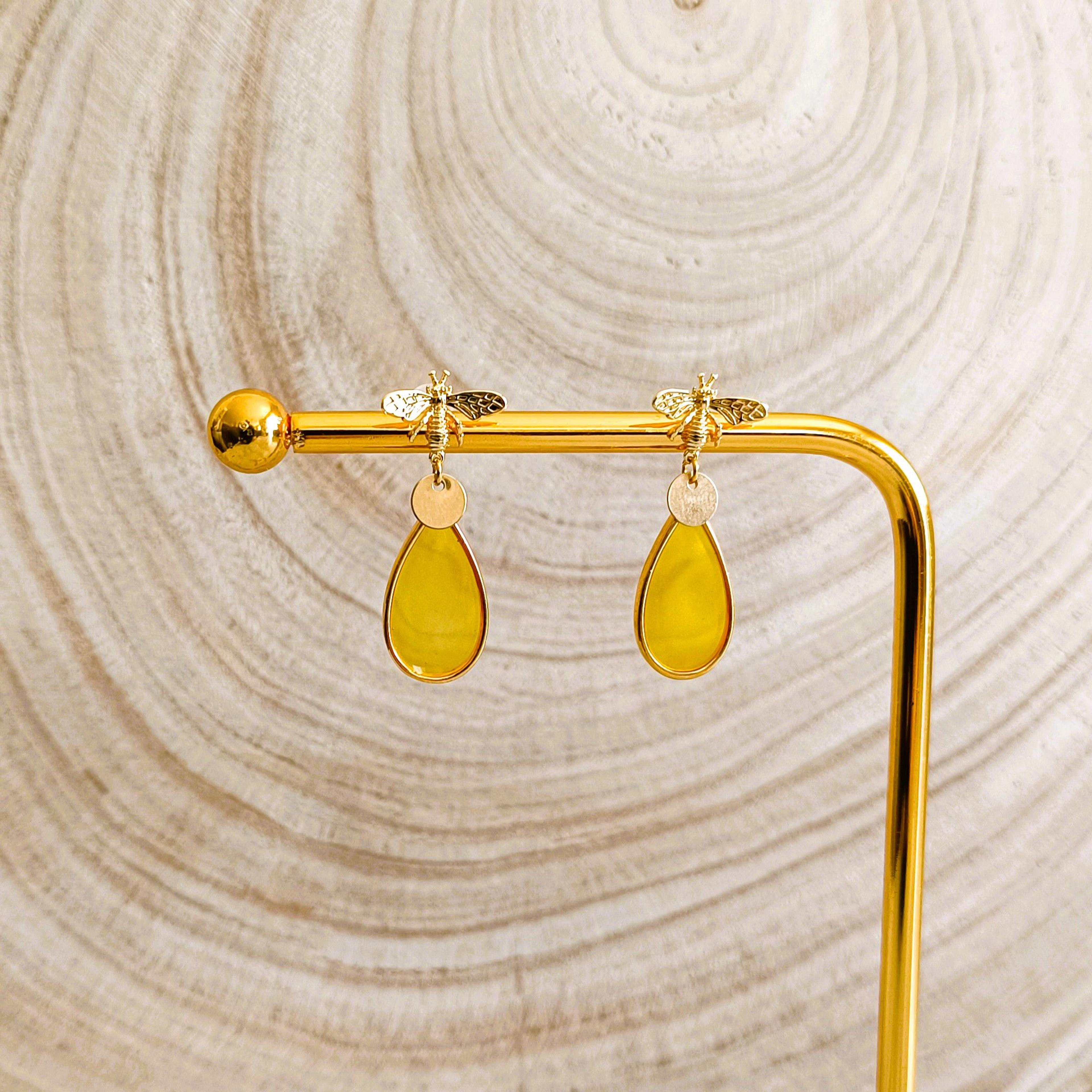 Ambre, boucles d'oreilles pendantes abeille dorée à l'or fin – photo 2