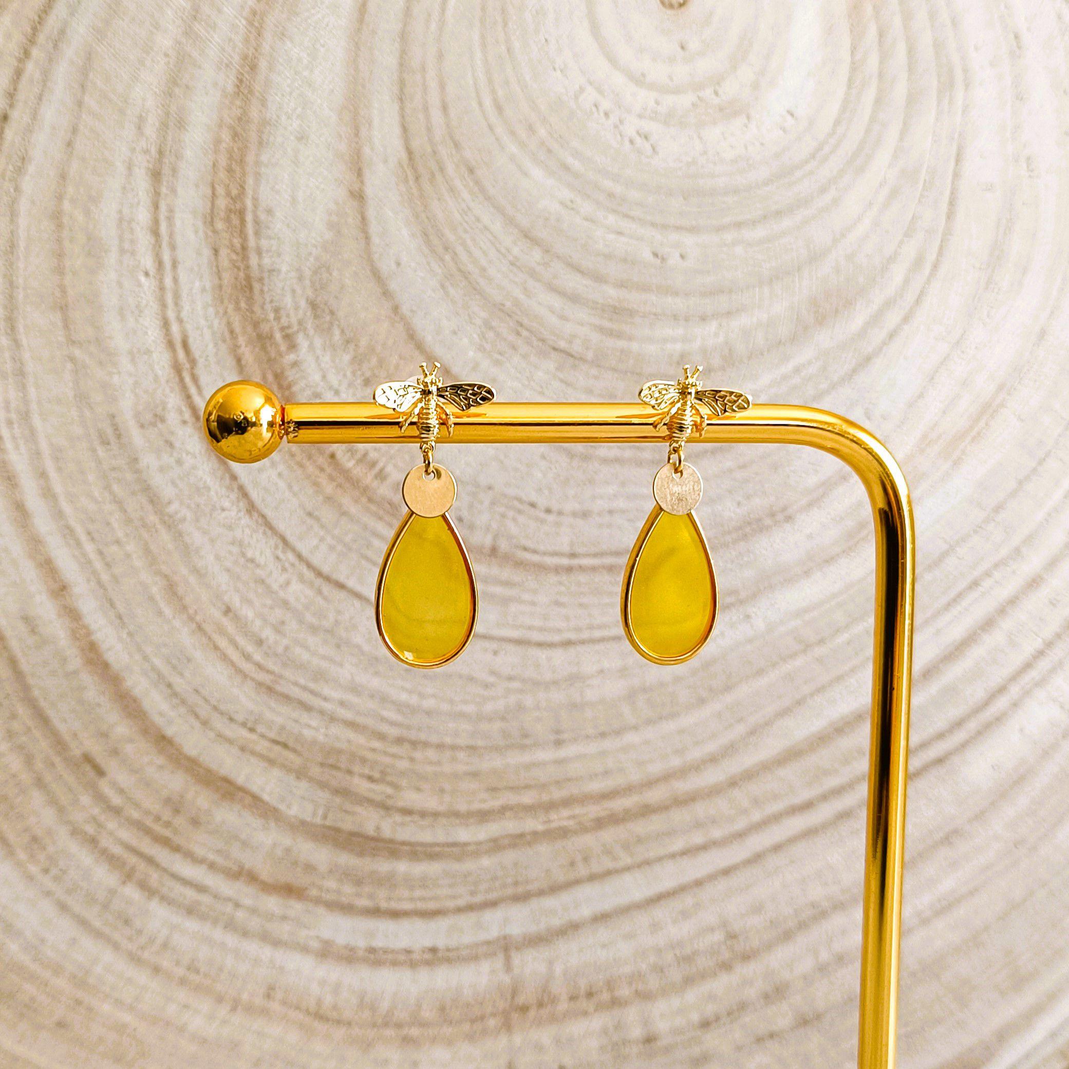 Ambre, boucles d'oreilles pendantes abeille dorée à l'or fin – photo 2