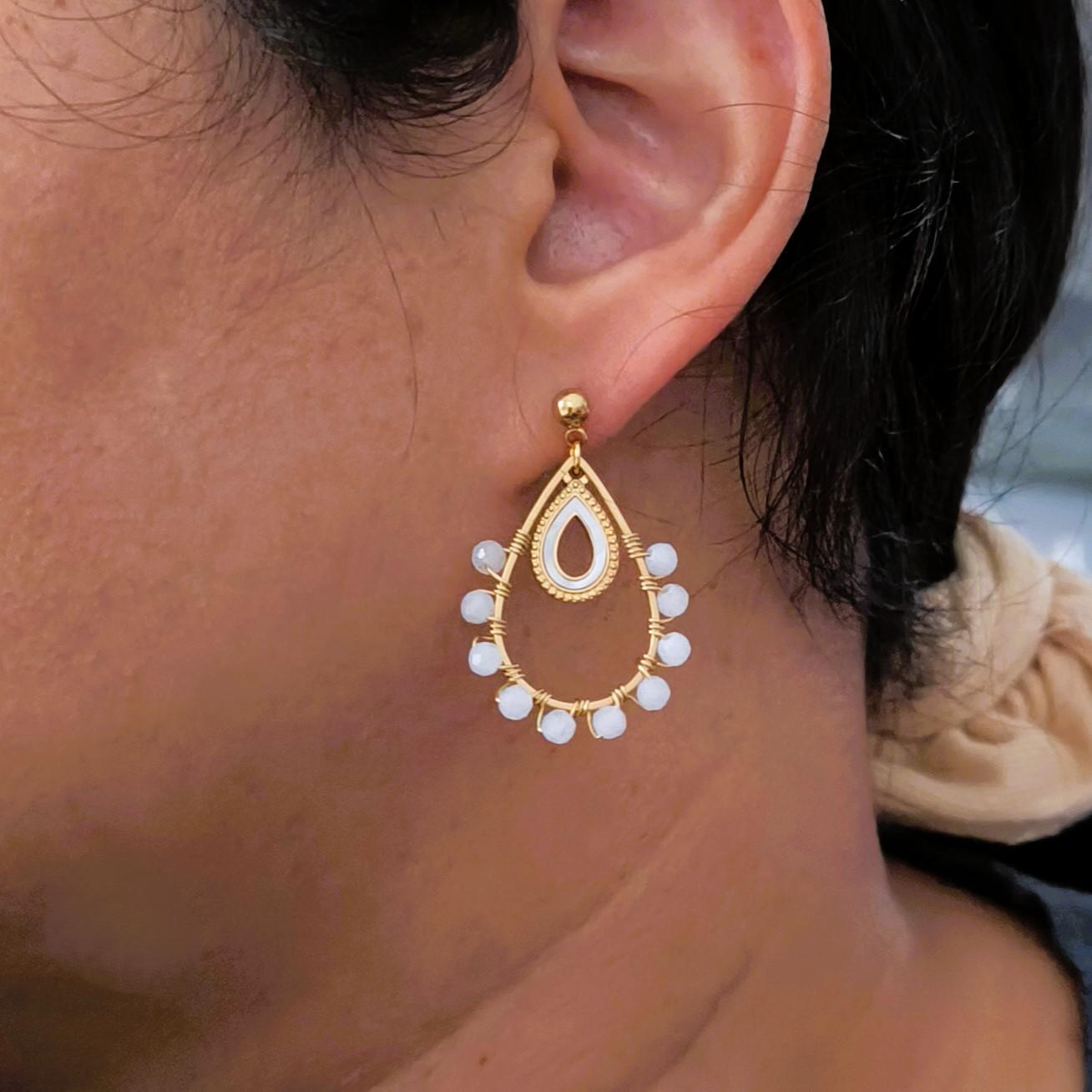 Tahina, boucles d'oreilles goutte dorée et perles naturelles – photo 2