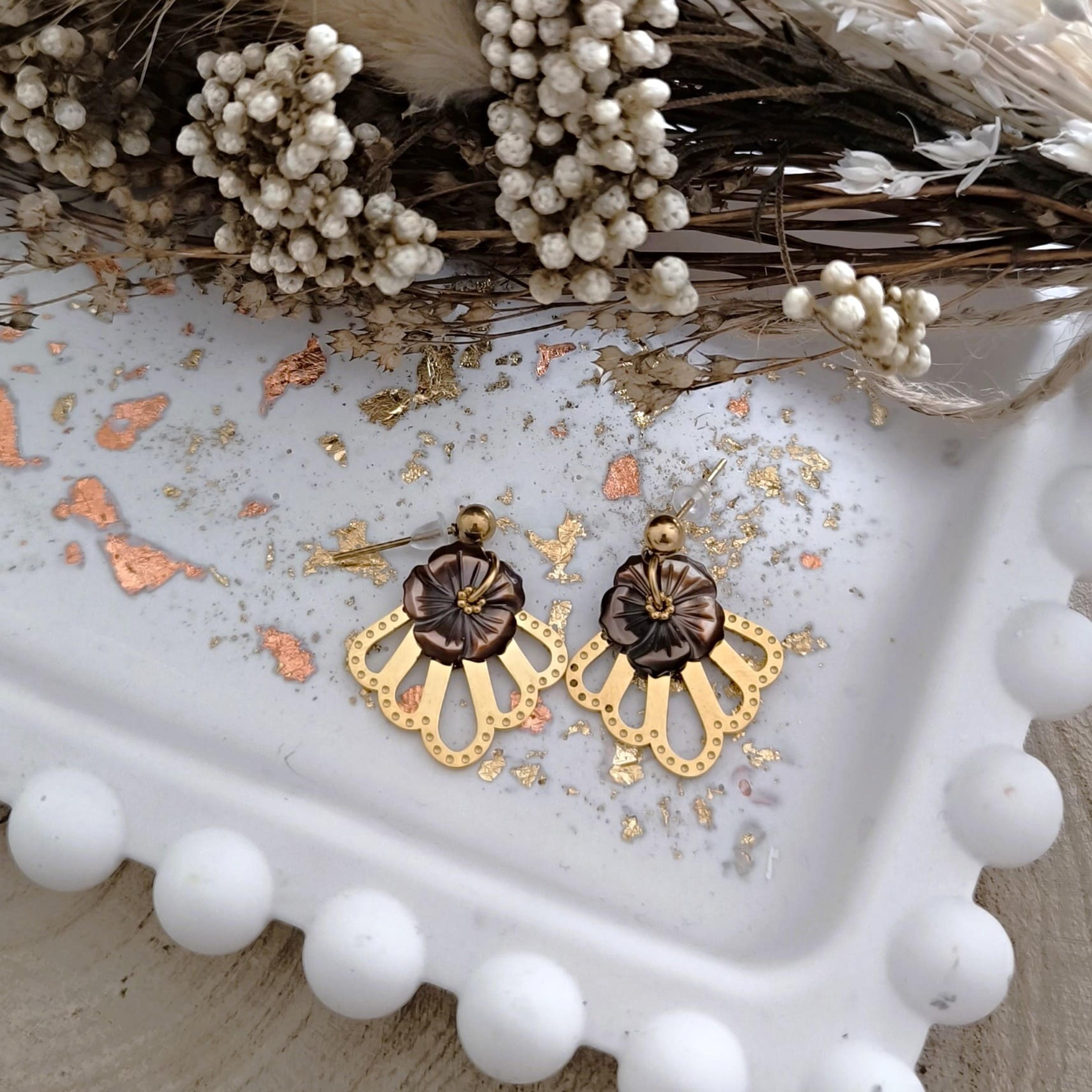 Umber, boucles d'oreilles fleur brun chocolat et éventail doré