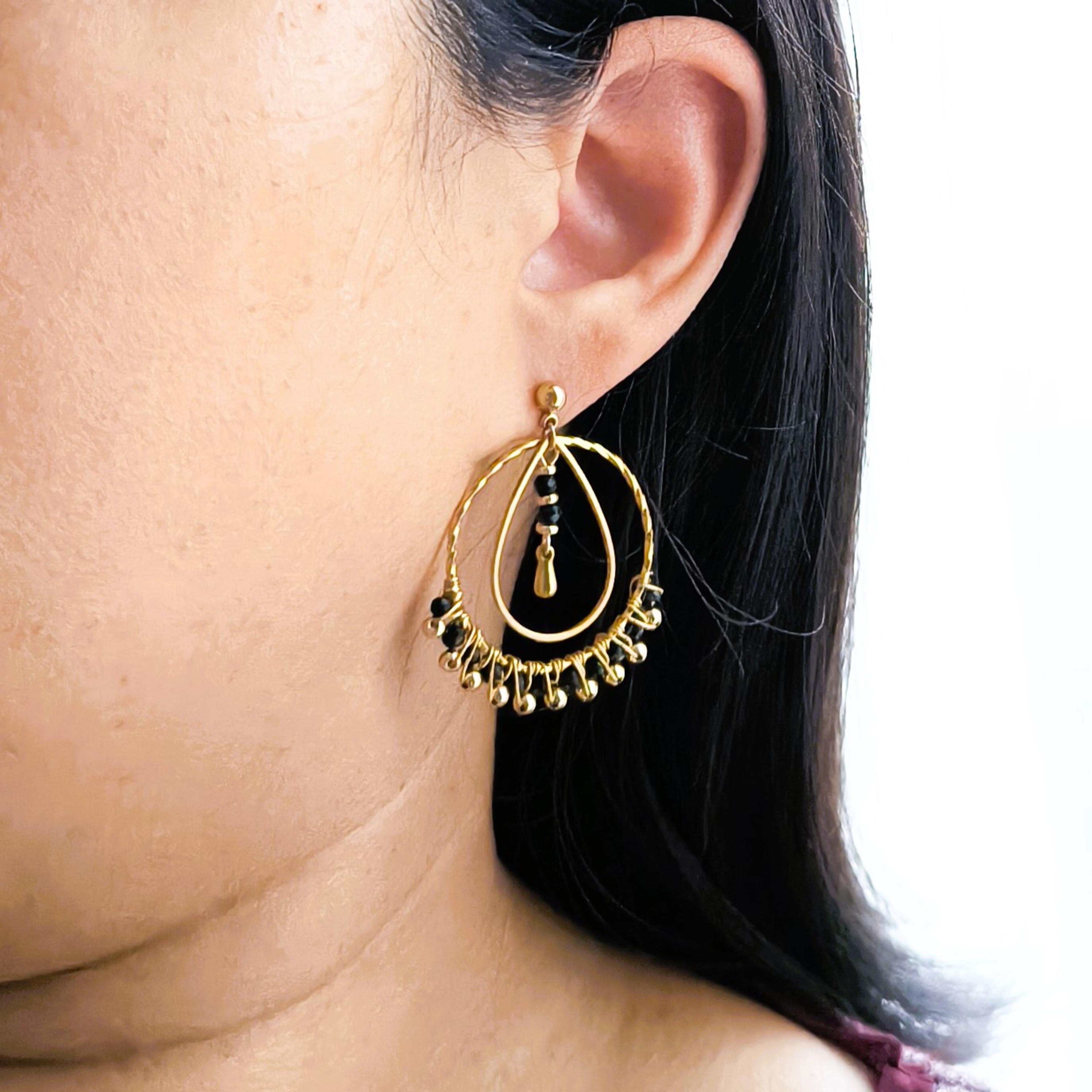 Tania, boucles d'oreilles dorées et perles d'agate noire – photo 2
