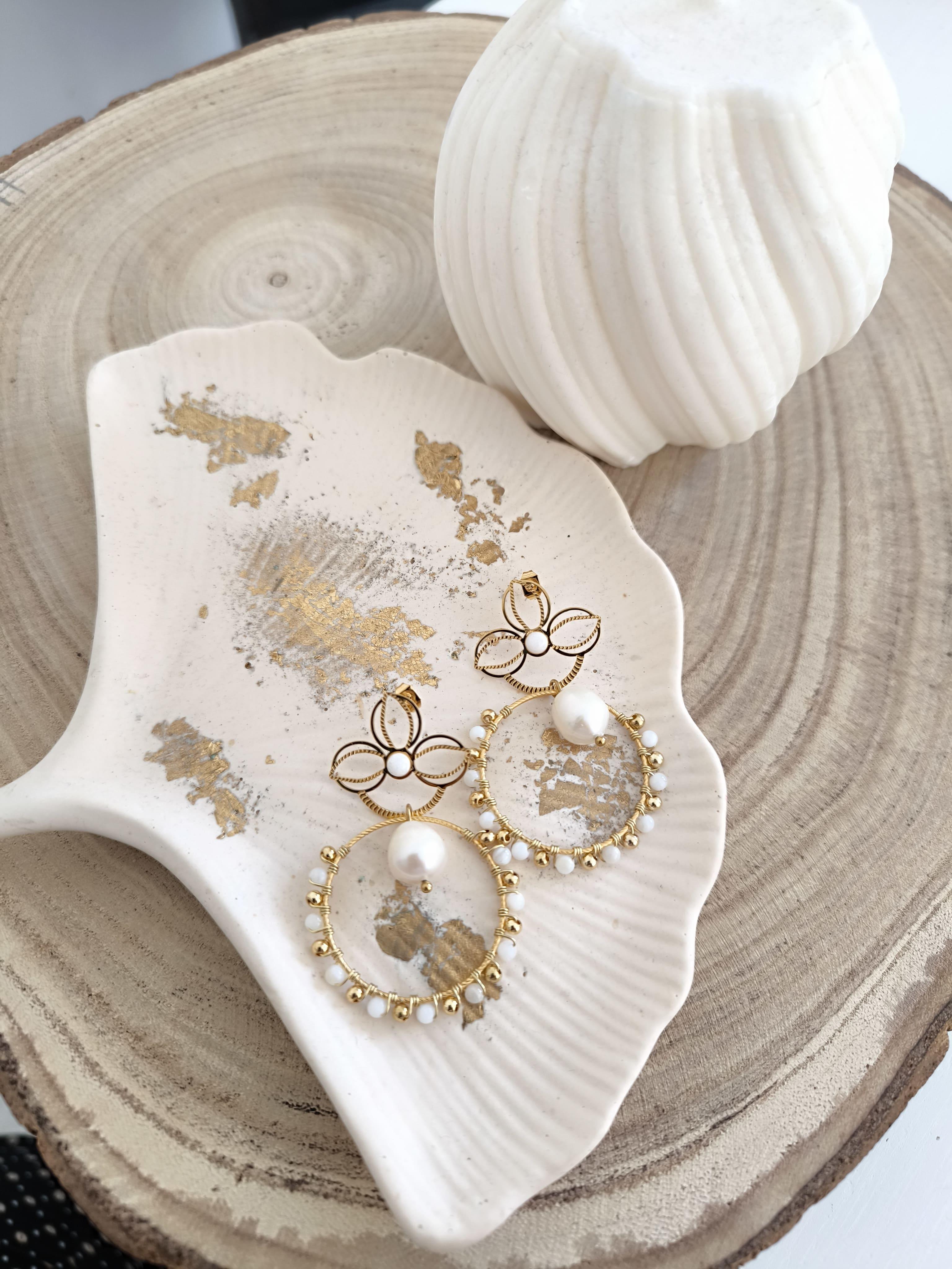 Inès, boucles d'oreilles pendantes baroques et perles de nacre
