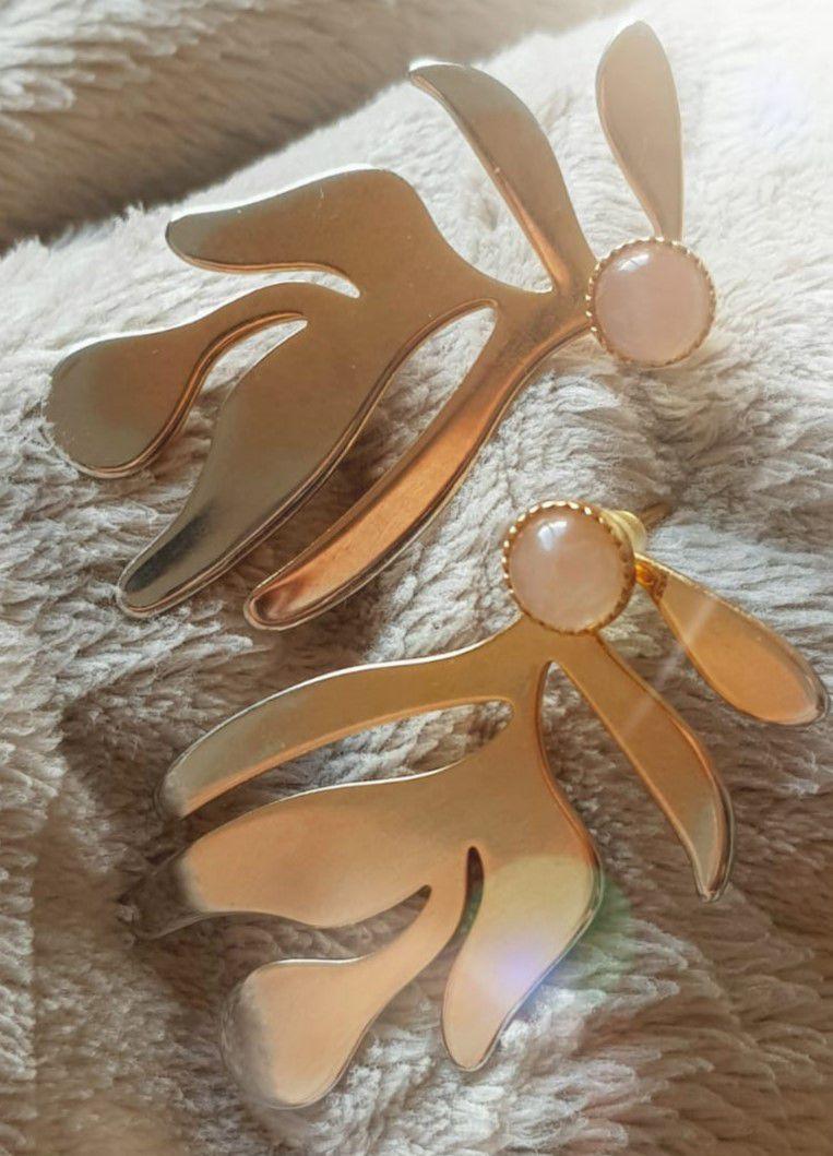 Oxanne, boucles d'oreilles feuille dorée et cabochon de quartz rose