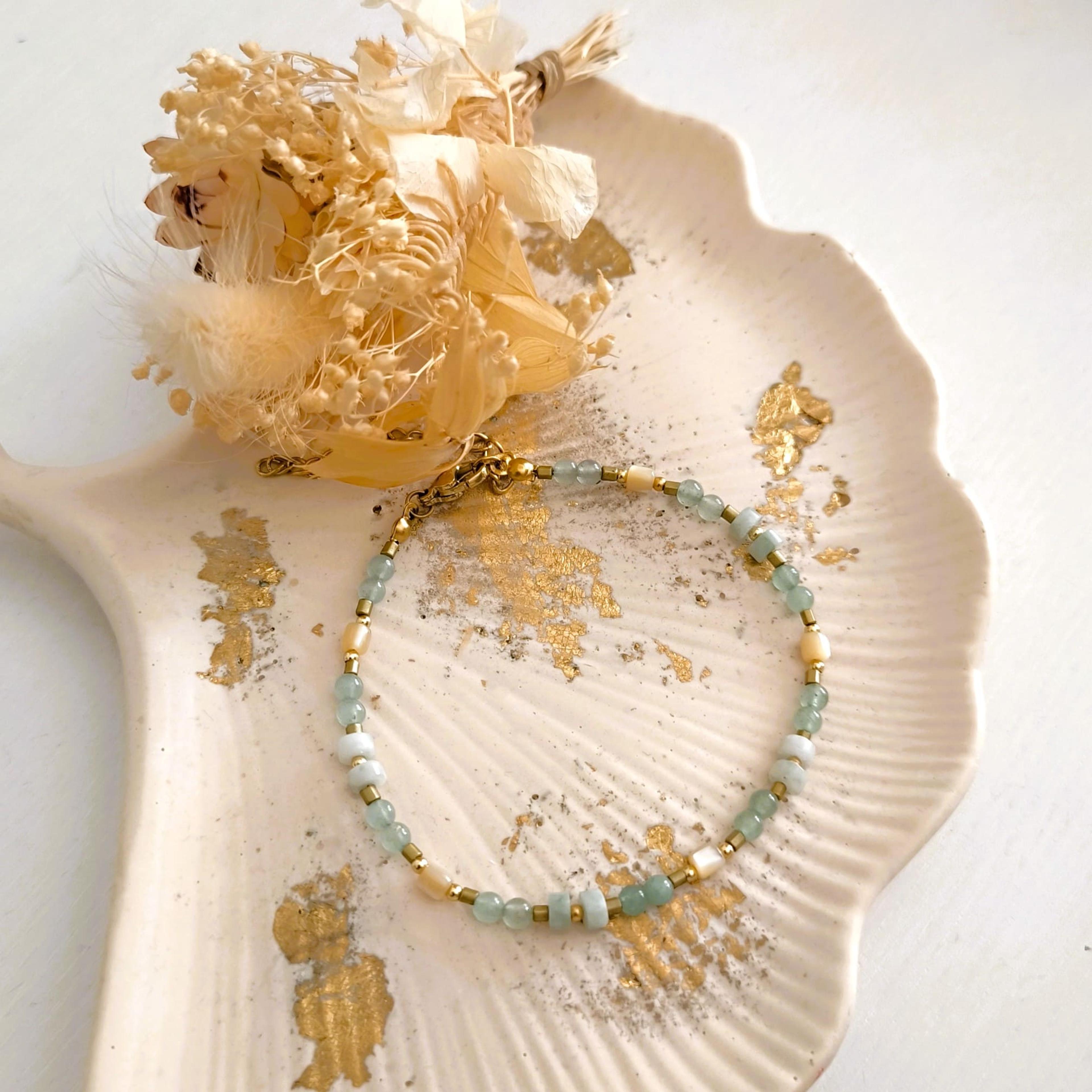 Zéa, bracelet fin en perles d'aventurine, nacre et doré