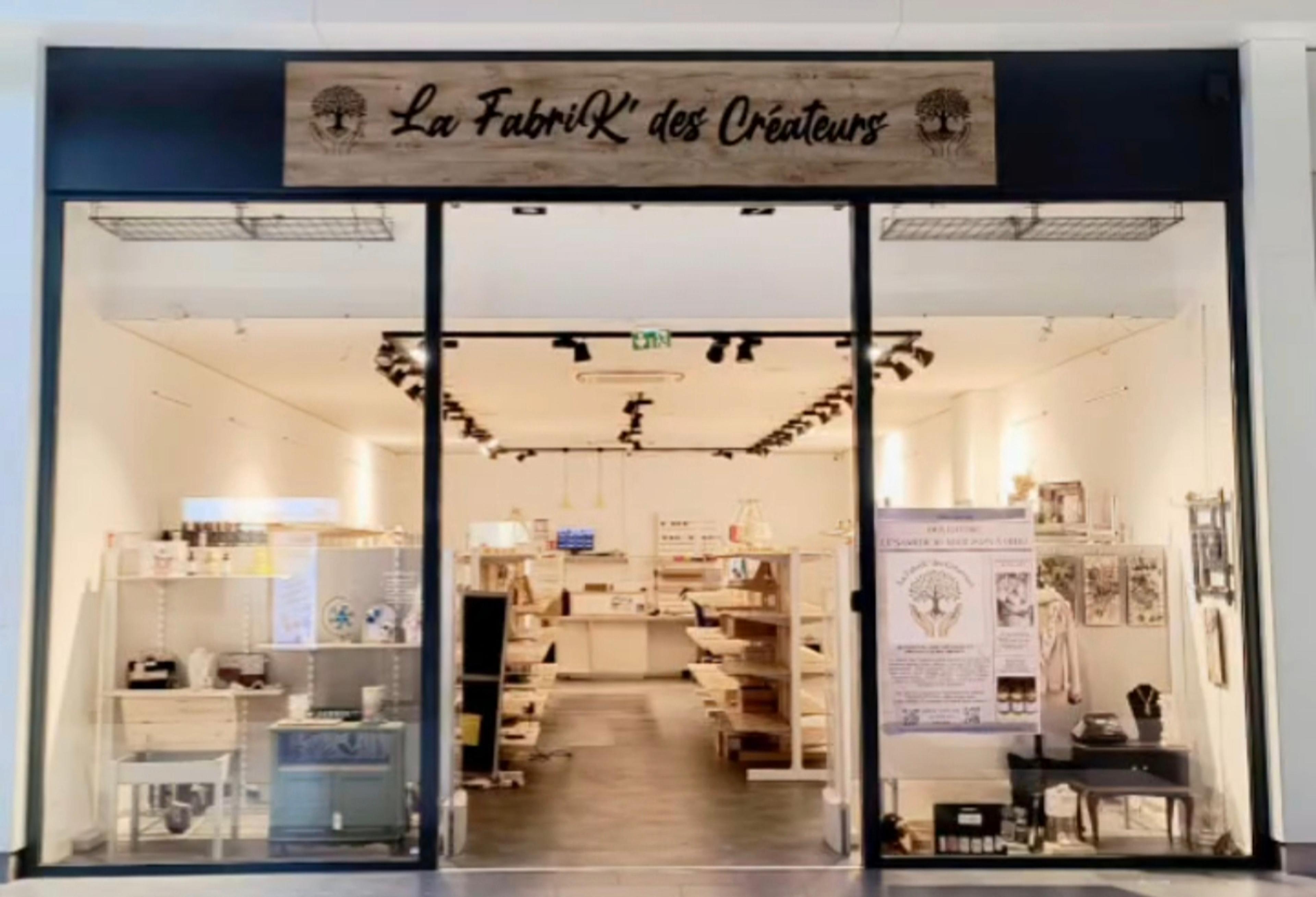 Vitrine de La Fabrik' des Créateurs au centre commercial Les Portes du Valois, au Plessis-Belleville