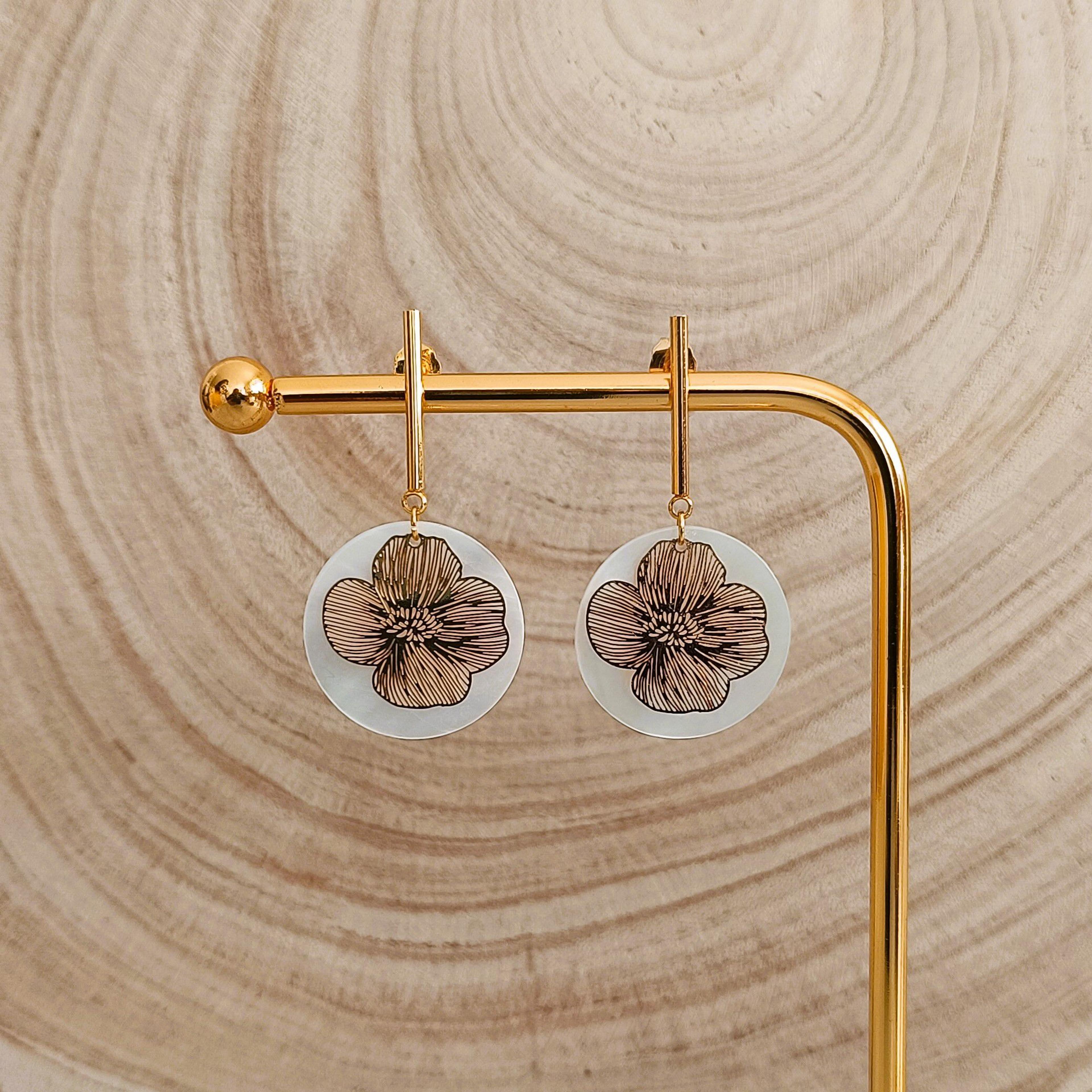 Astrid, boucles d'oreilles pendantes en nacre blanche – photo 2
