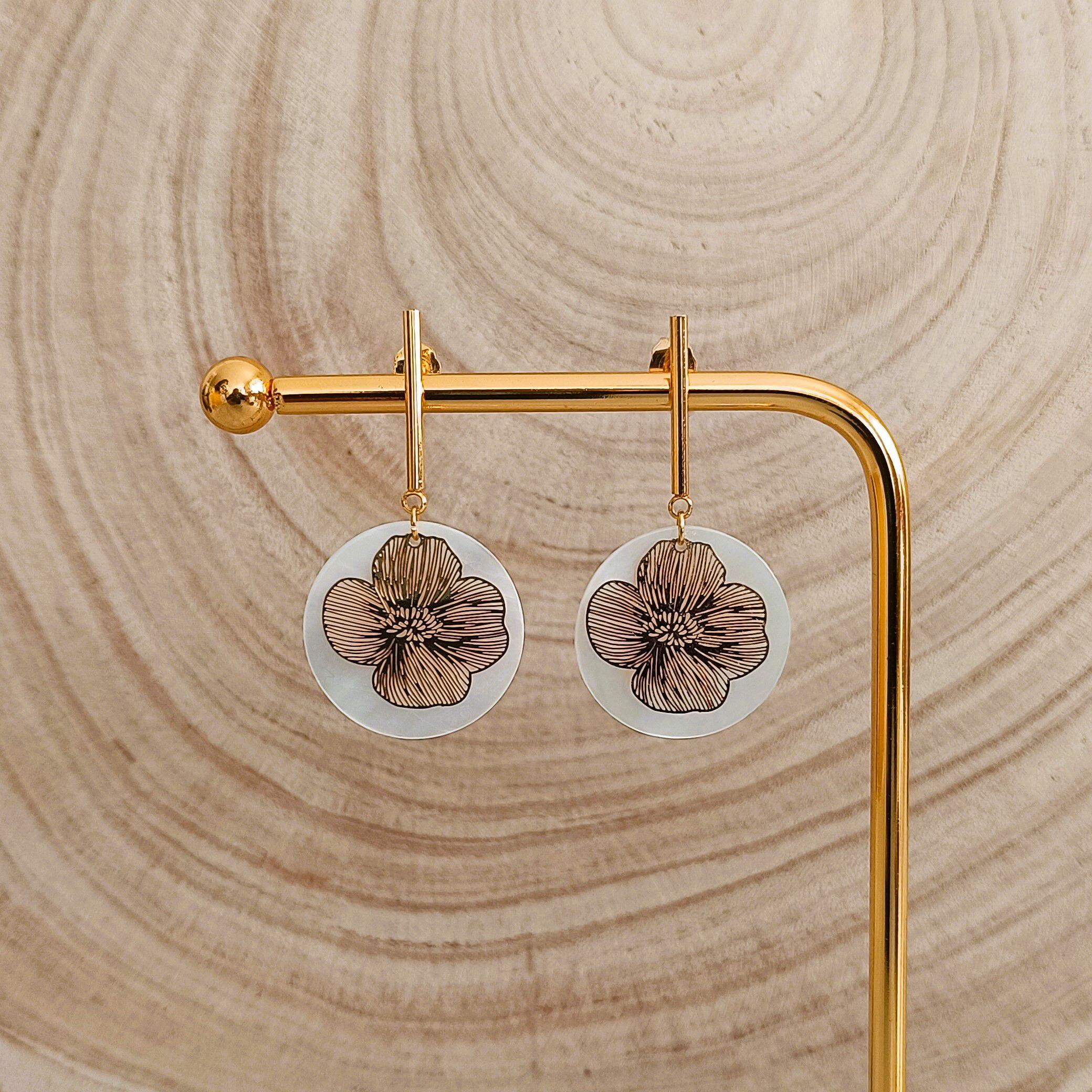 Astrid, boucles d'oreilles pendantes en nacre blanche – photo 2