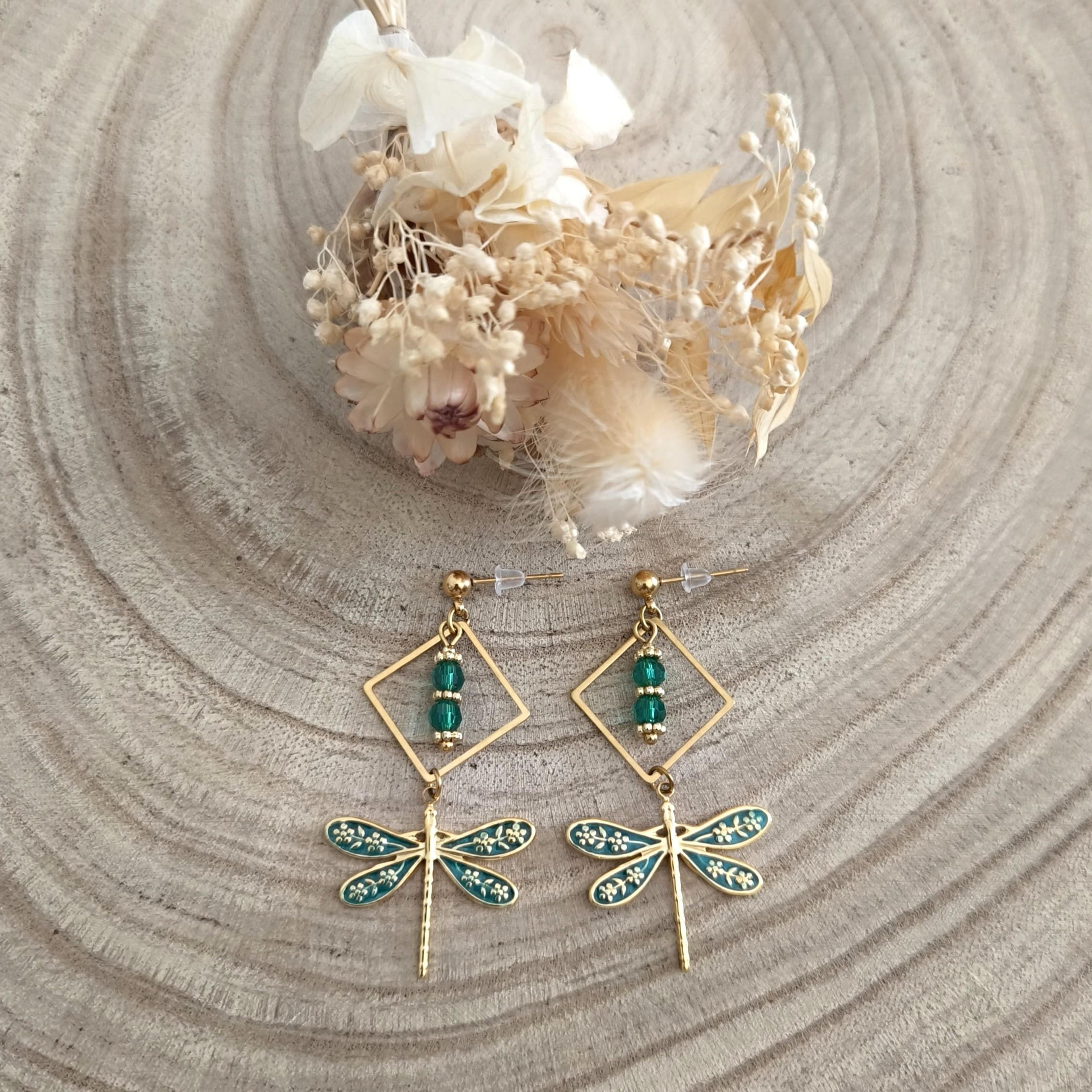 Aélis, boucles d'oreilles losange doré, libellule et perles de verre