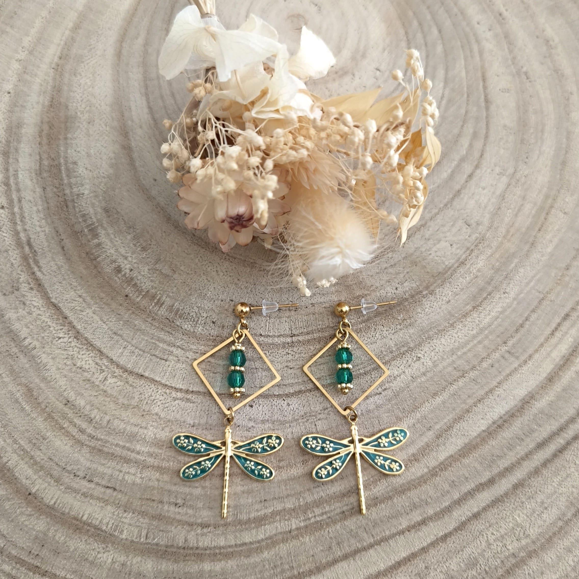 Aélis, boucles d'oreilles losange doré, libellule et perles de verre