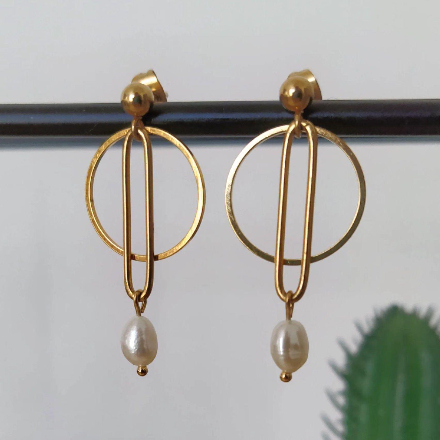 Romy, boucles d'oreilles dorées et perle d'eau douce