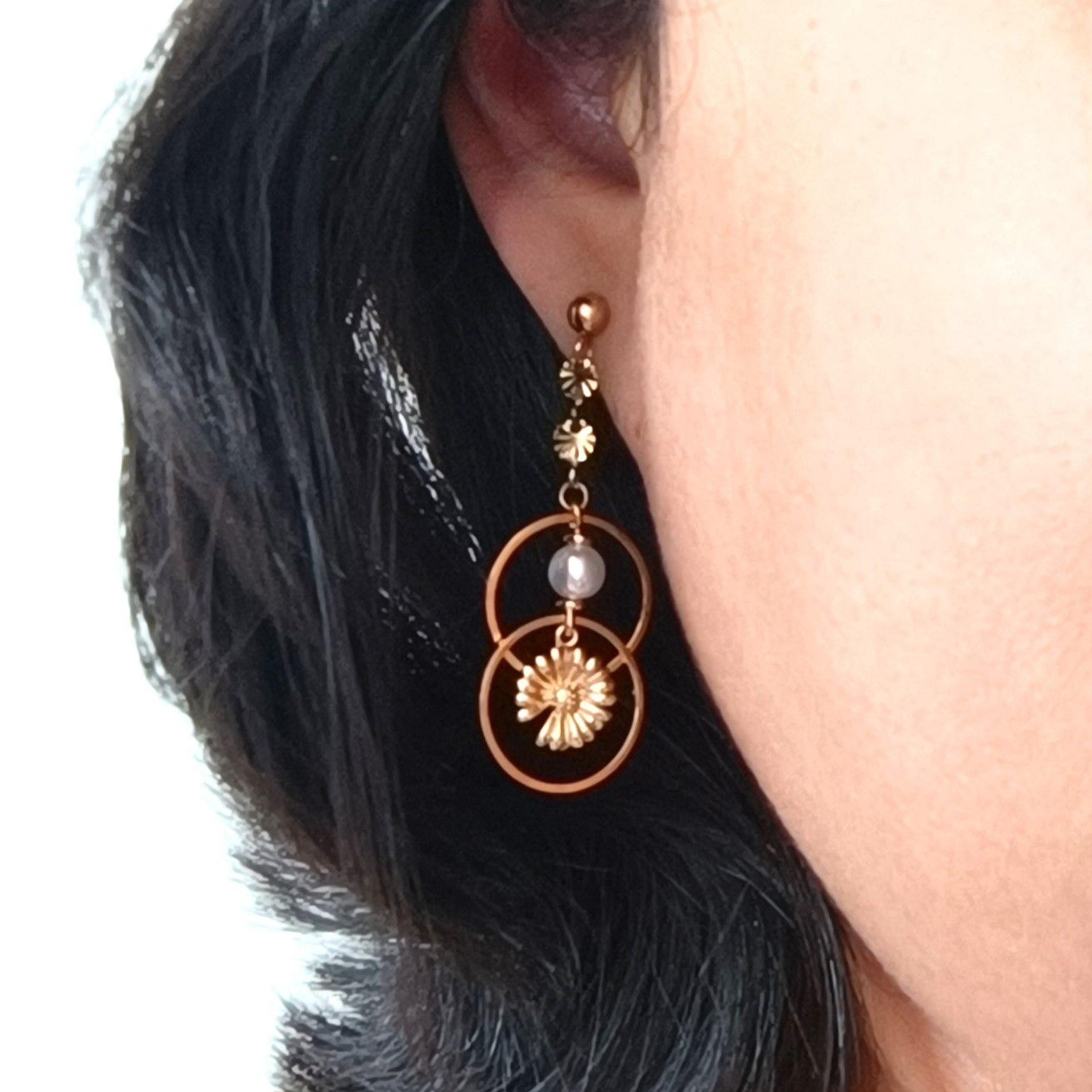 Judith, boucles d'oreilles dorées et perles acryliques – photo 2