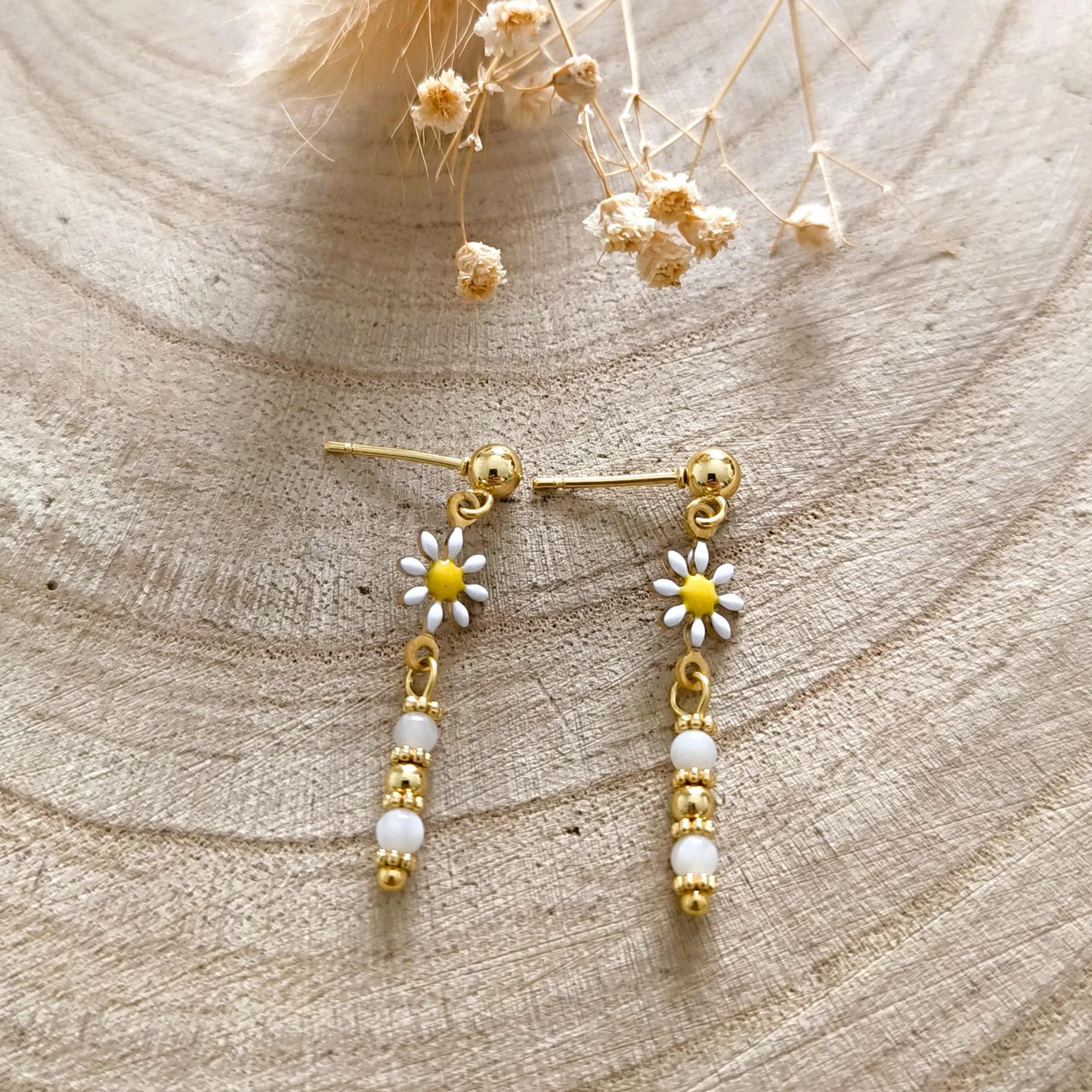 Zahra, boucles d'oreilles marguerites et perles de nacre