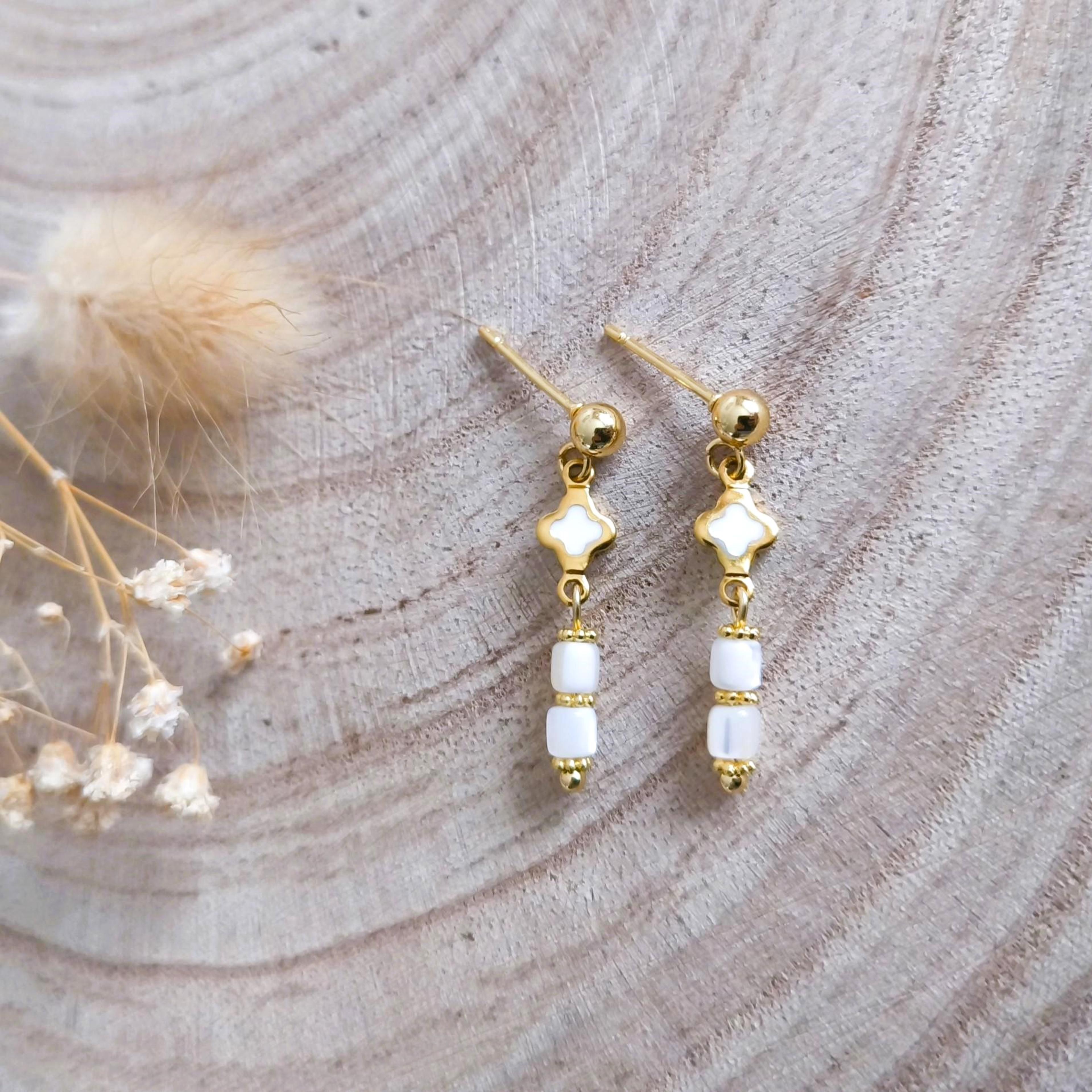 Mélusine, boucles d'oreilles dorées et rondelles de nacre