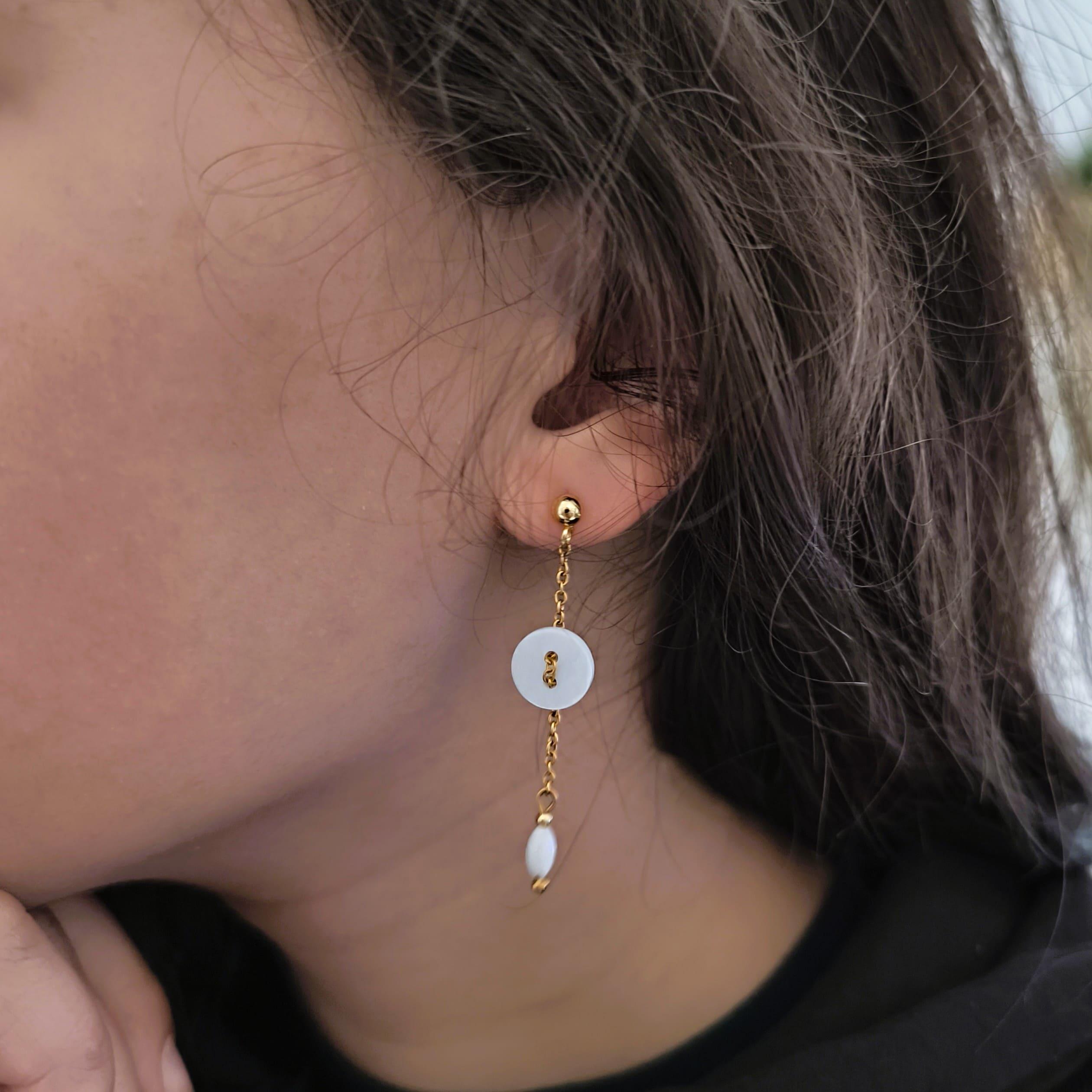 Eléa, boucles d'oreilles pendantes, bouton de nacre et goutte – photo 2
