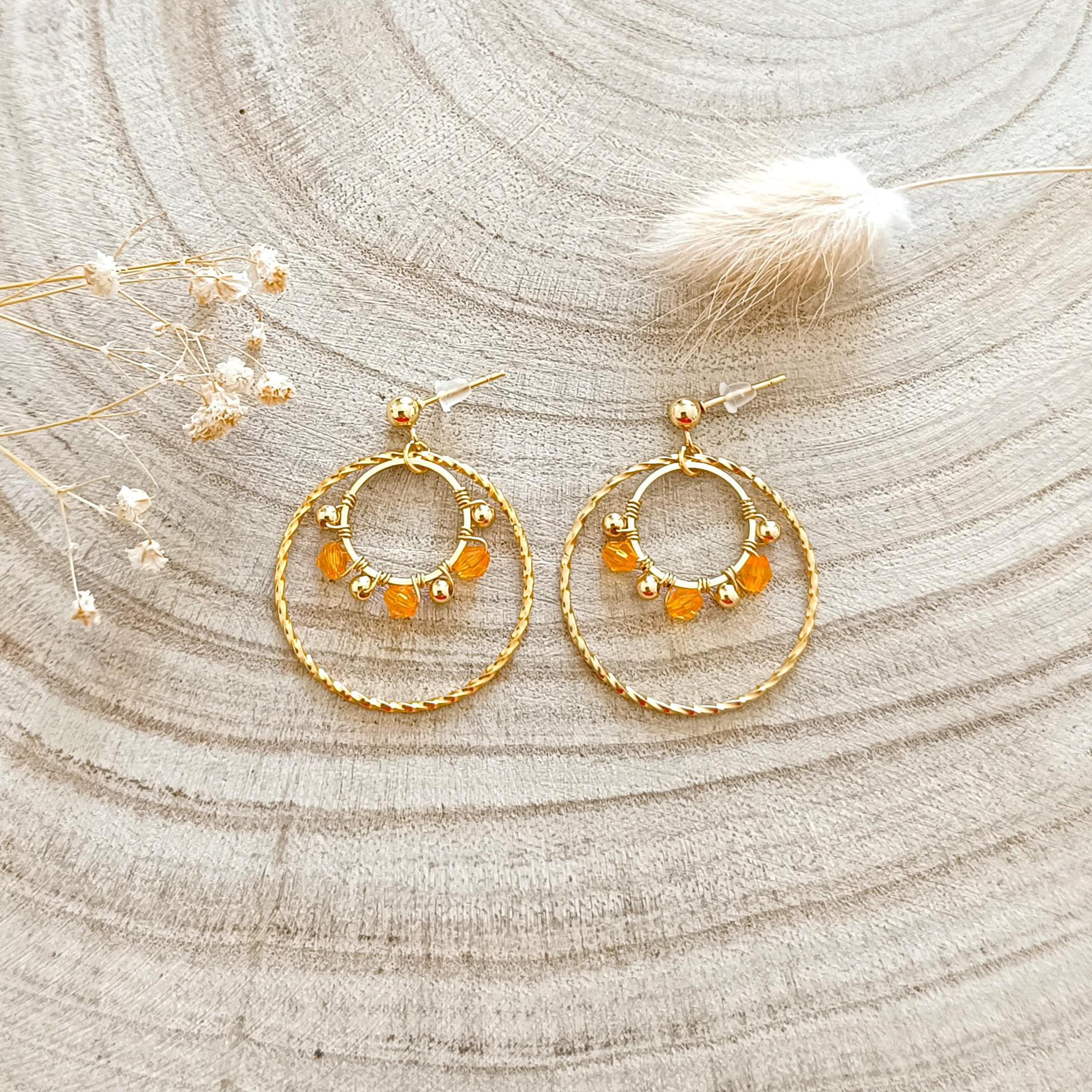 Nélia, boucles d'oreilles dorées et perles de verre orange