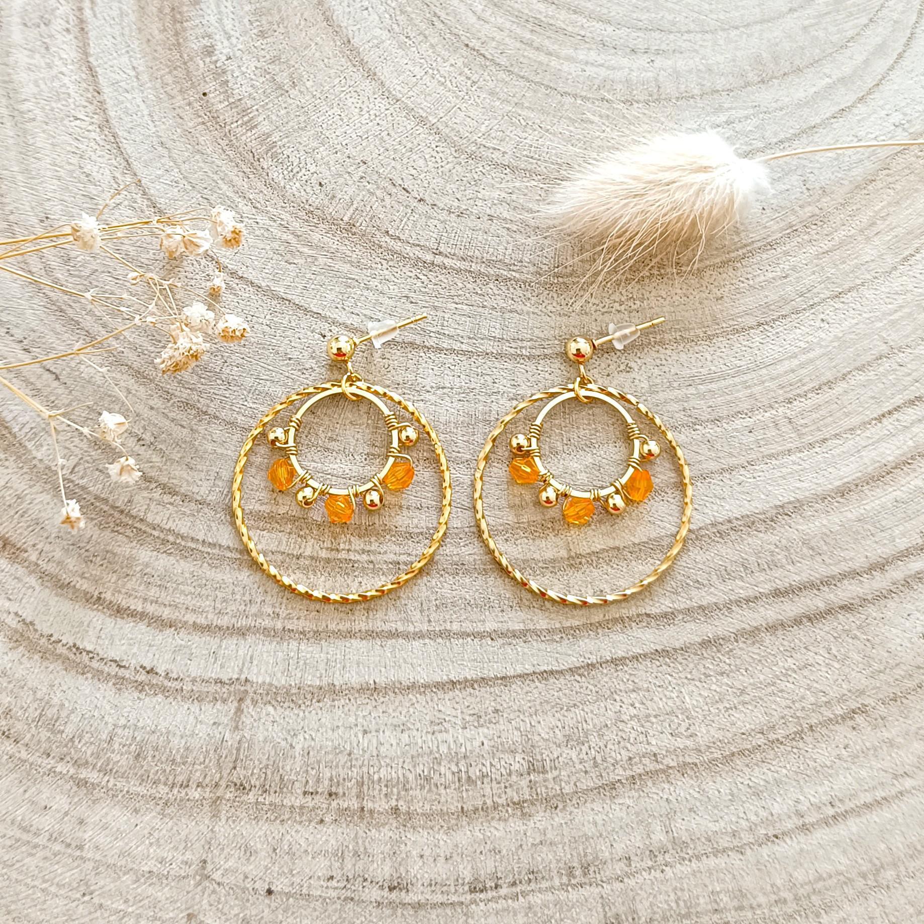 Nélia, boucles d'oreilles dorées et perles de verre orange