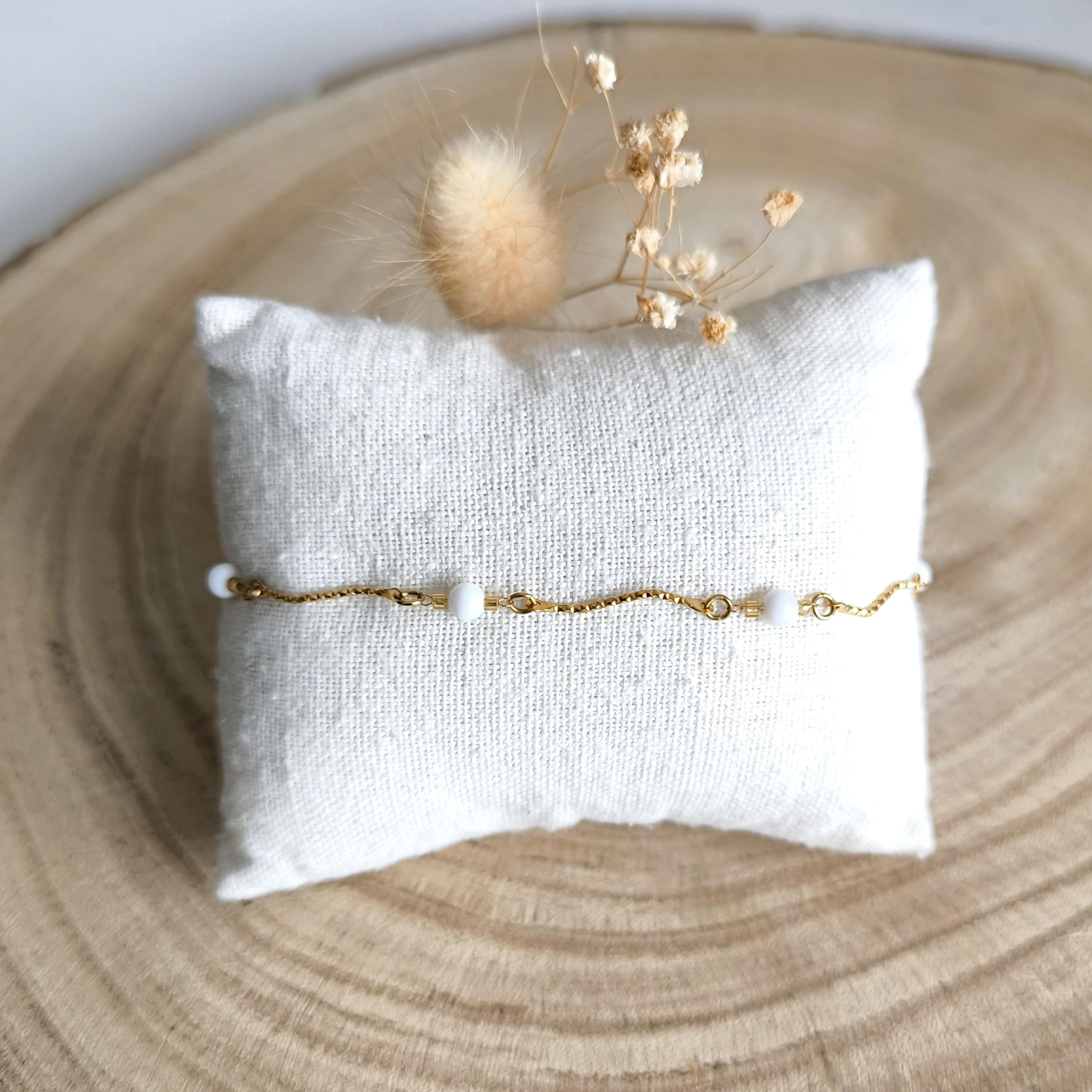 Bertha, bracelet chaîne fine et perles de nacre