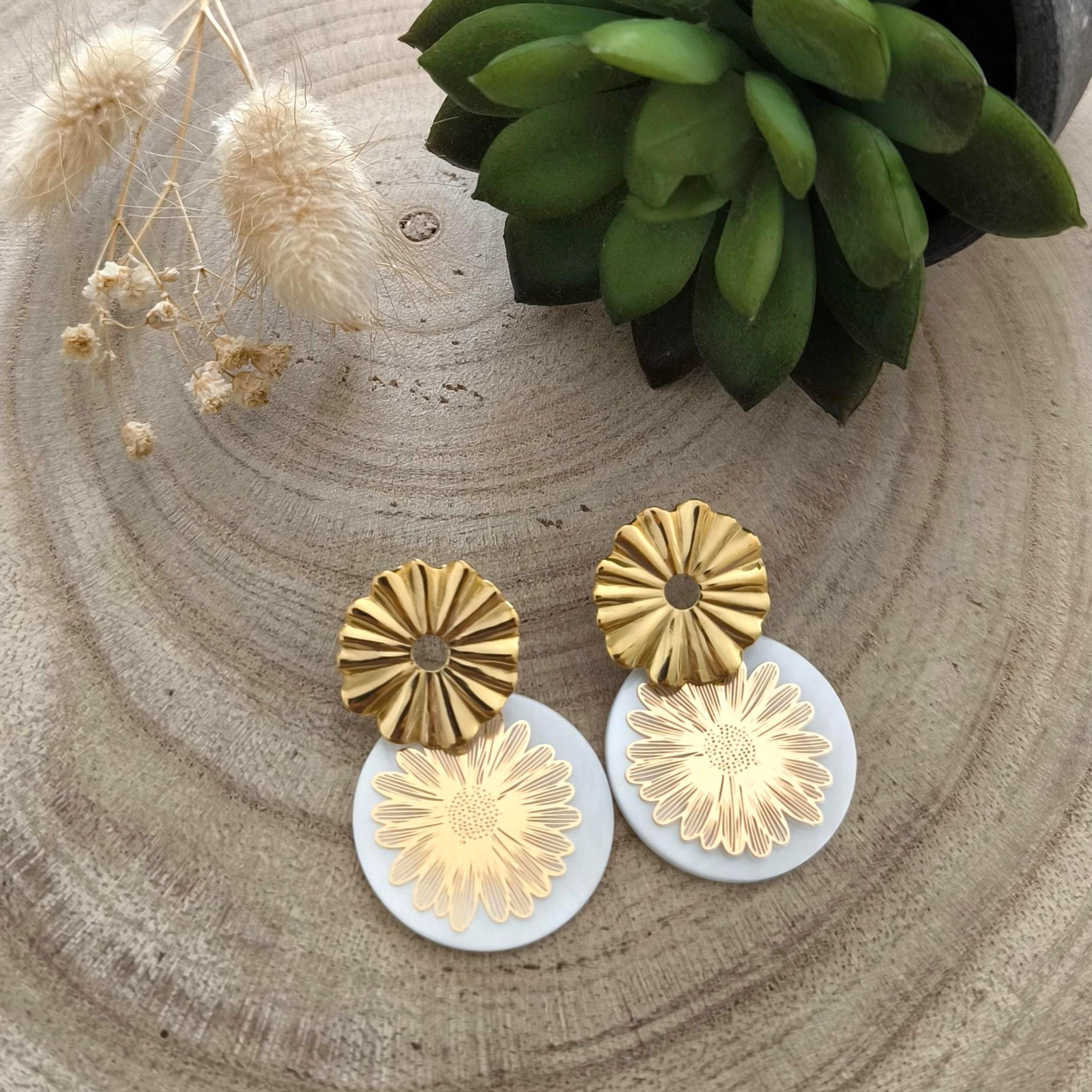 Hortensia, boucles d'oreilles dorées et fleur en nacre blanche