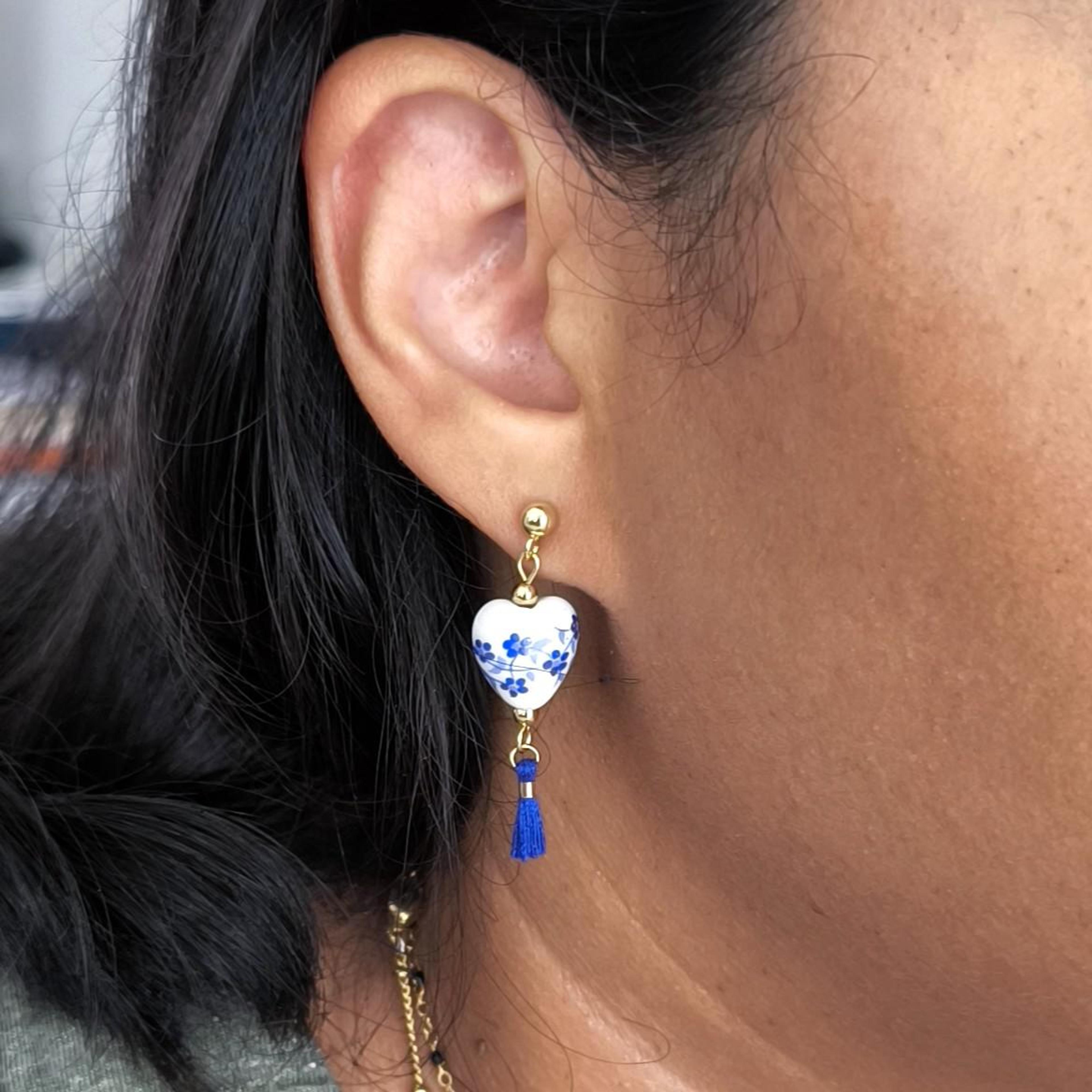 Electra, boucles d'oreilles cœur en céramique et pompon – photo 2