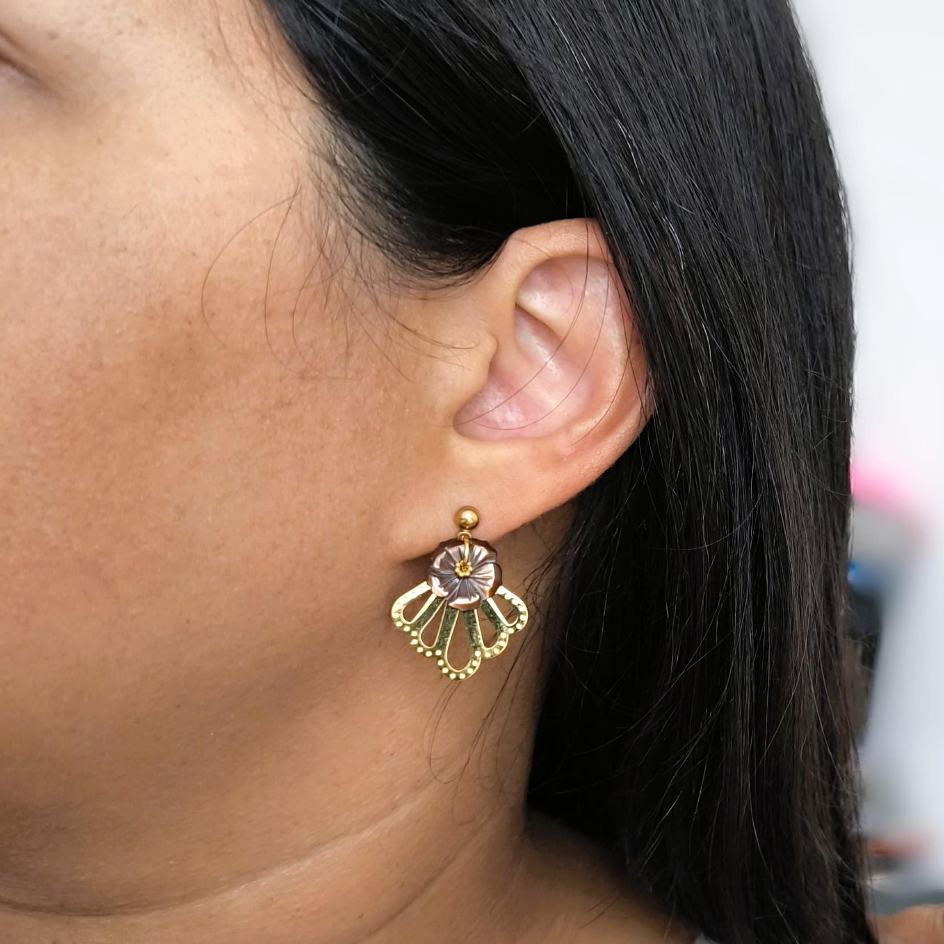 Umber, boucles d'oreilles fleur brun chocolat et éventail doré – photo 2