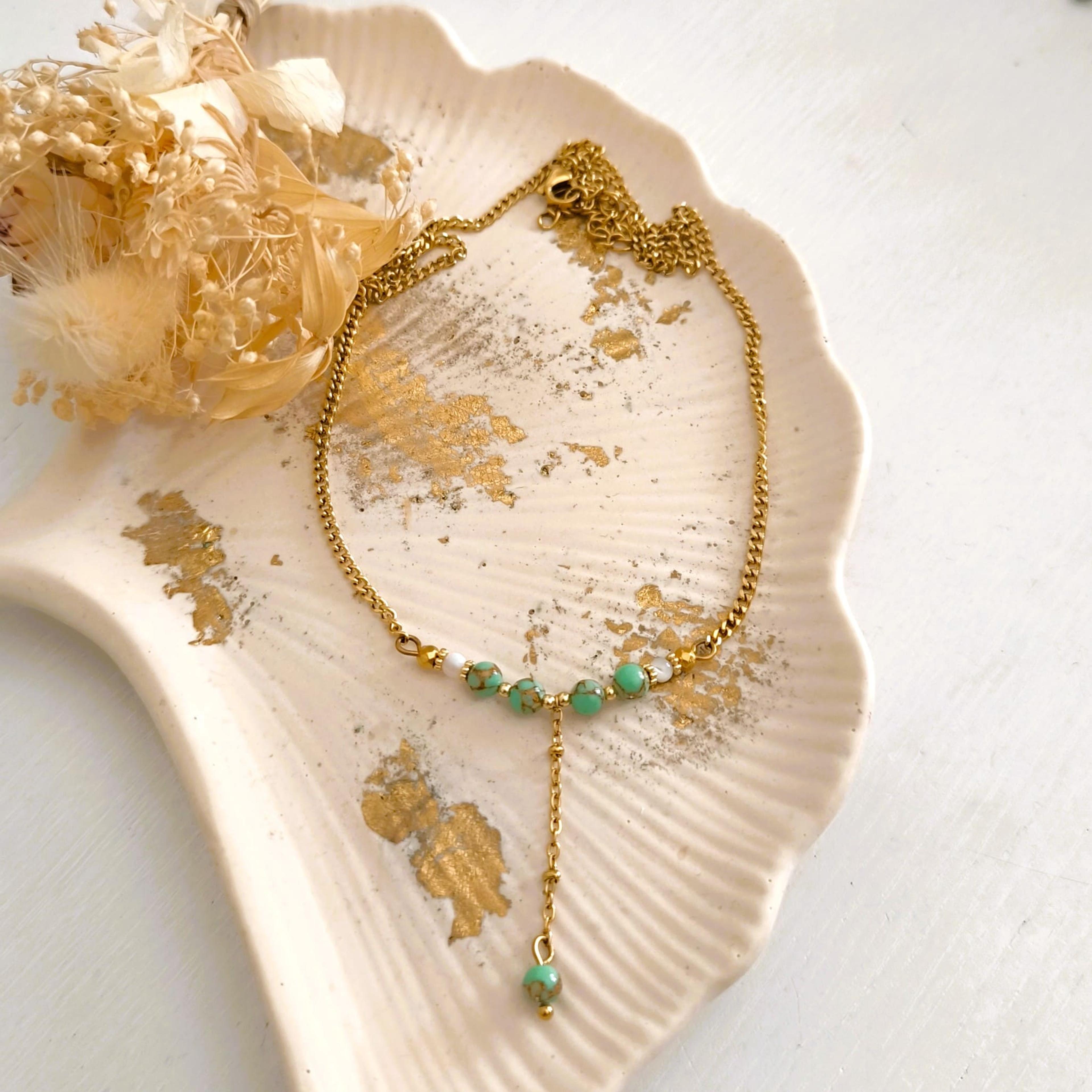 Isaure, collier chaîne fine, cœur de perles de jade et nacre