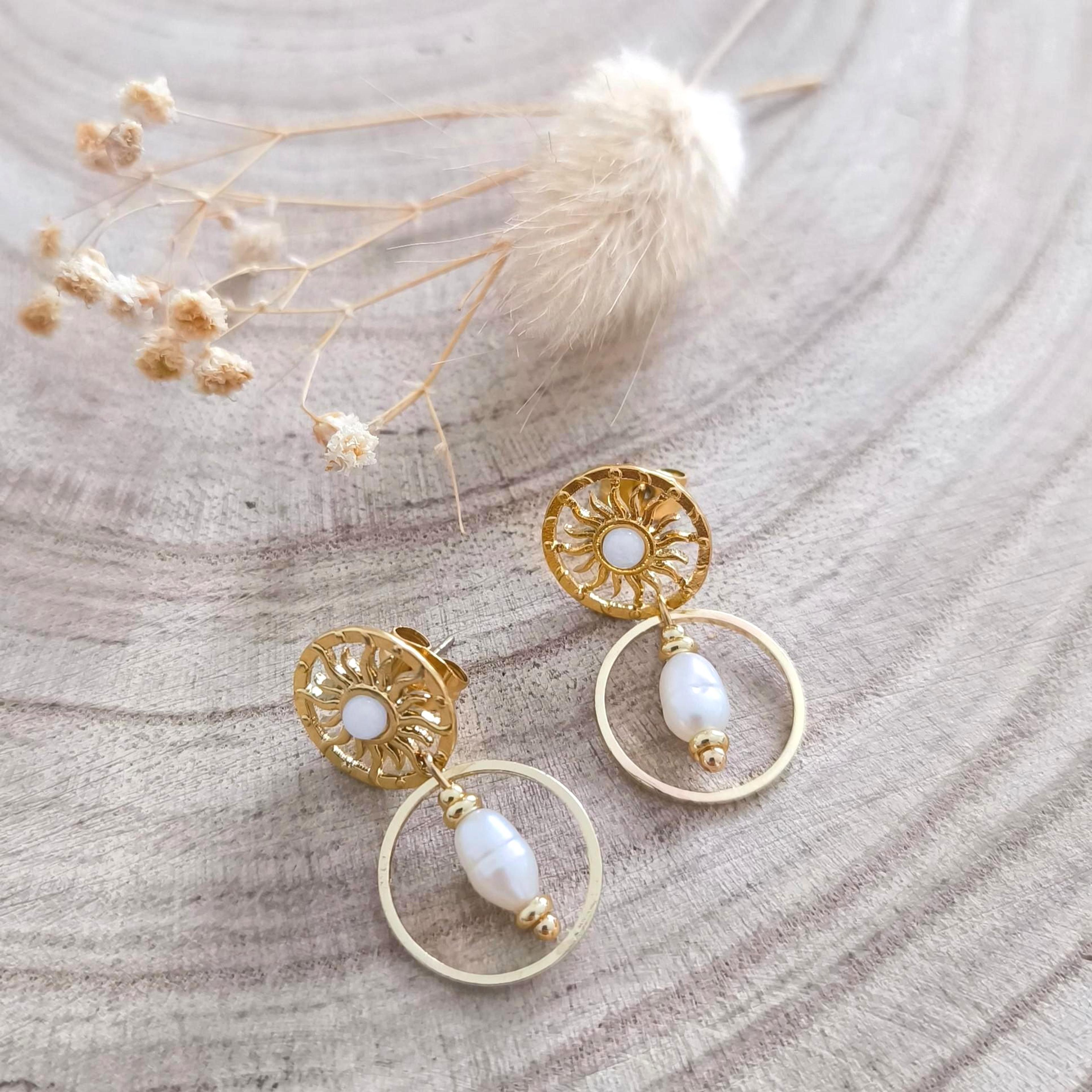 Anais, boucles d'oreilles dorées et perle d'eau douce