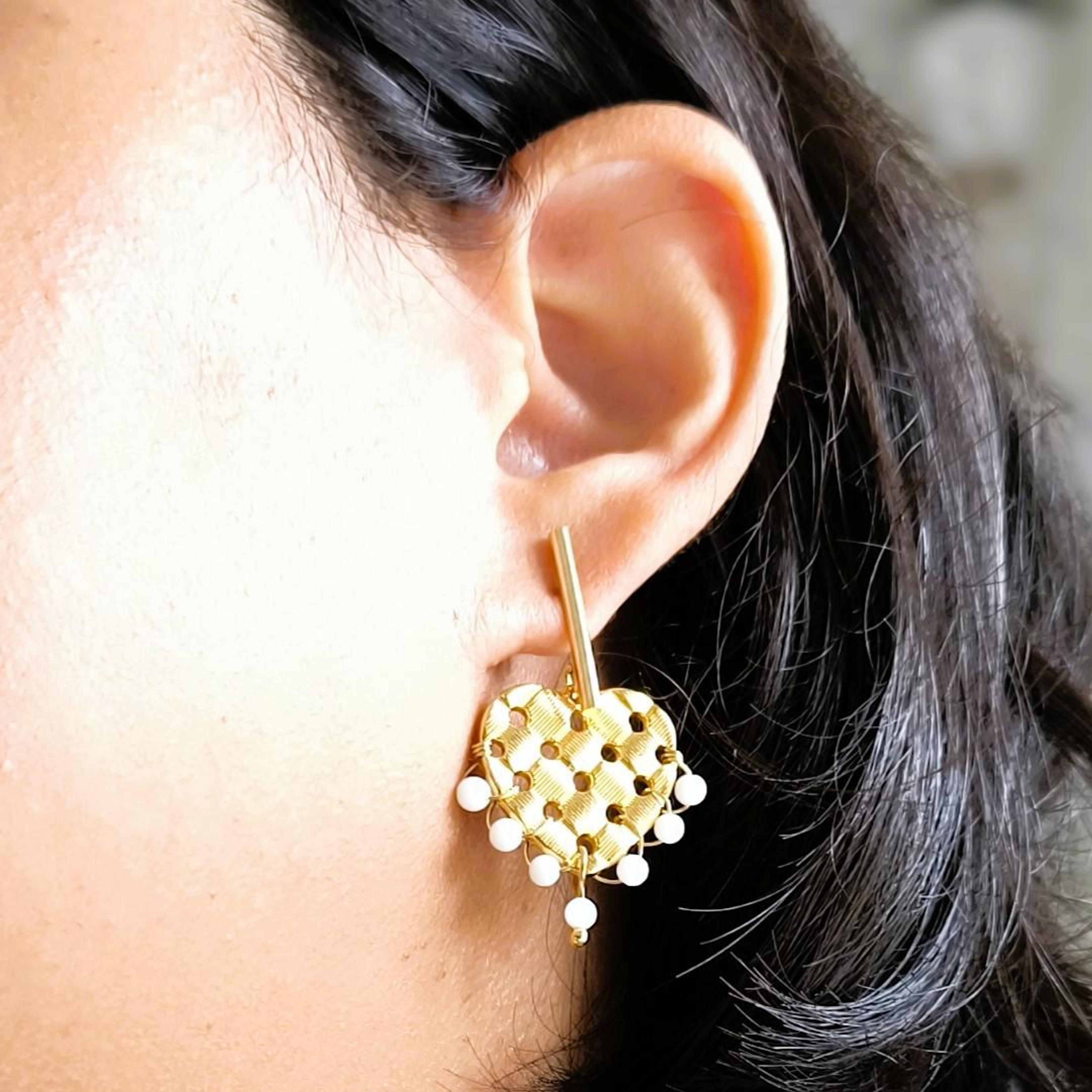 Eloise, boucles d'oreilles cœur ajouré doré et perles de nacre – photo 2