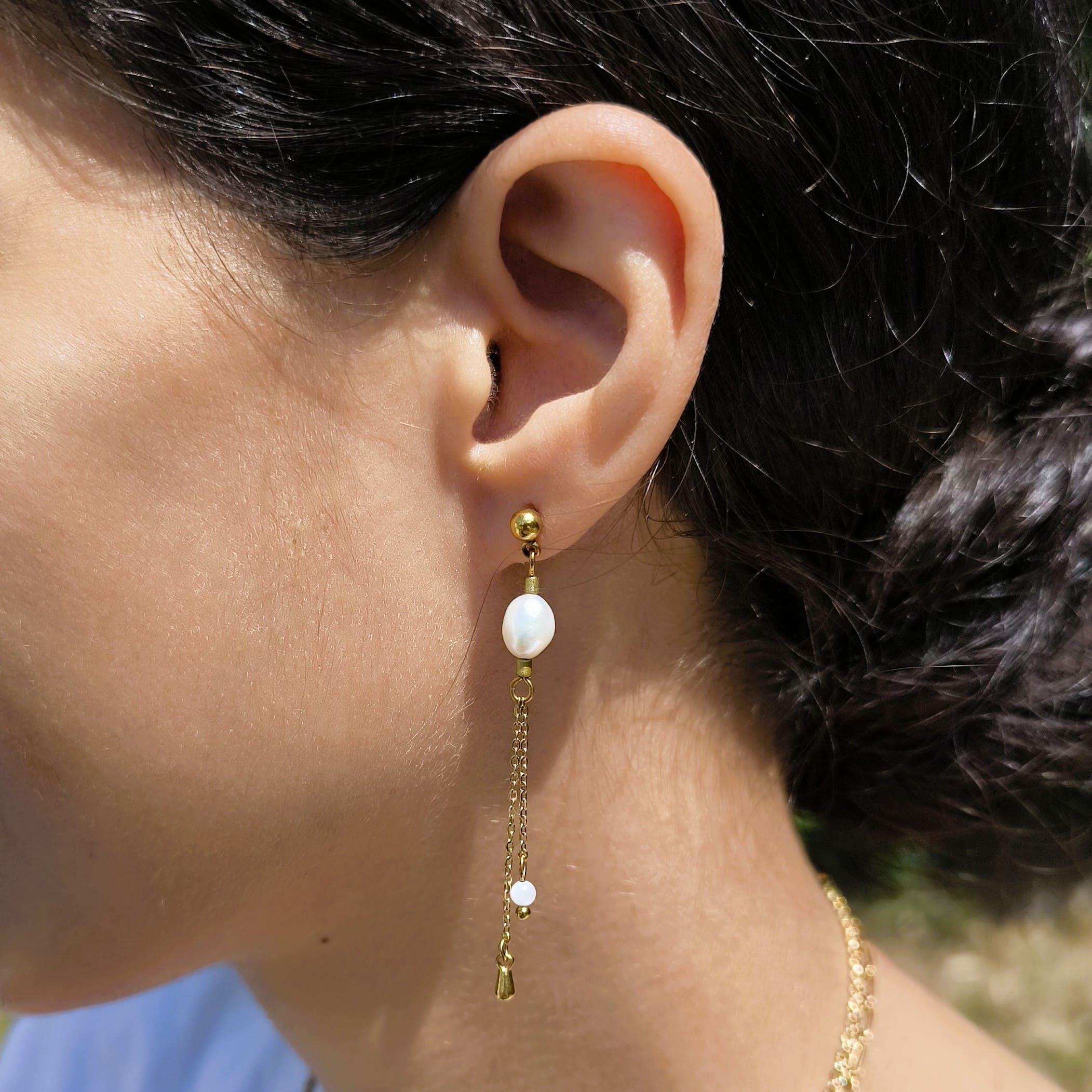 Blanche, boucles d'oreilles pendantes et perles d'eau douce – photo 2