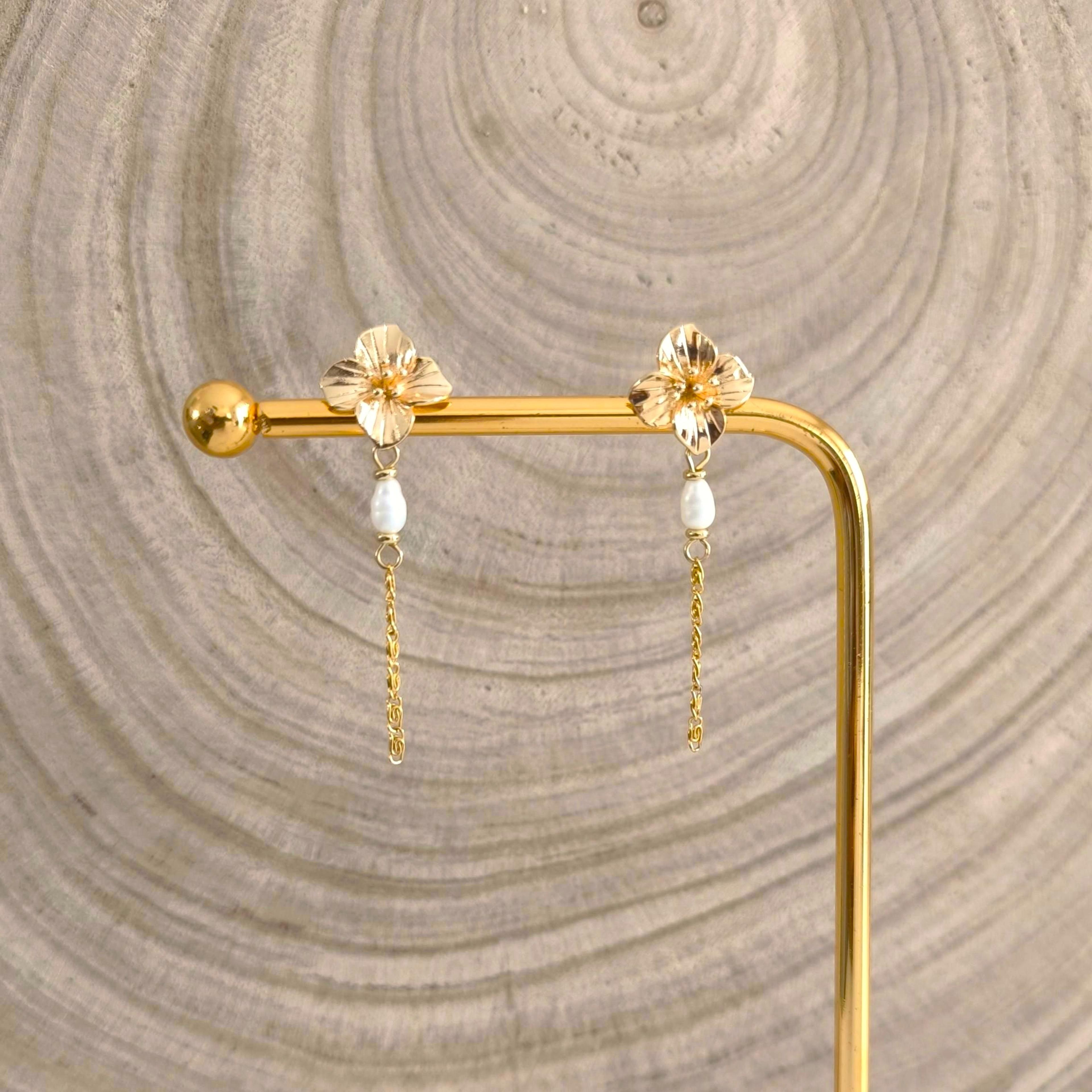 Mathilde, boucles d'oreilles dorées et perles d'eau douce