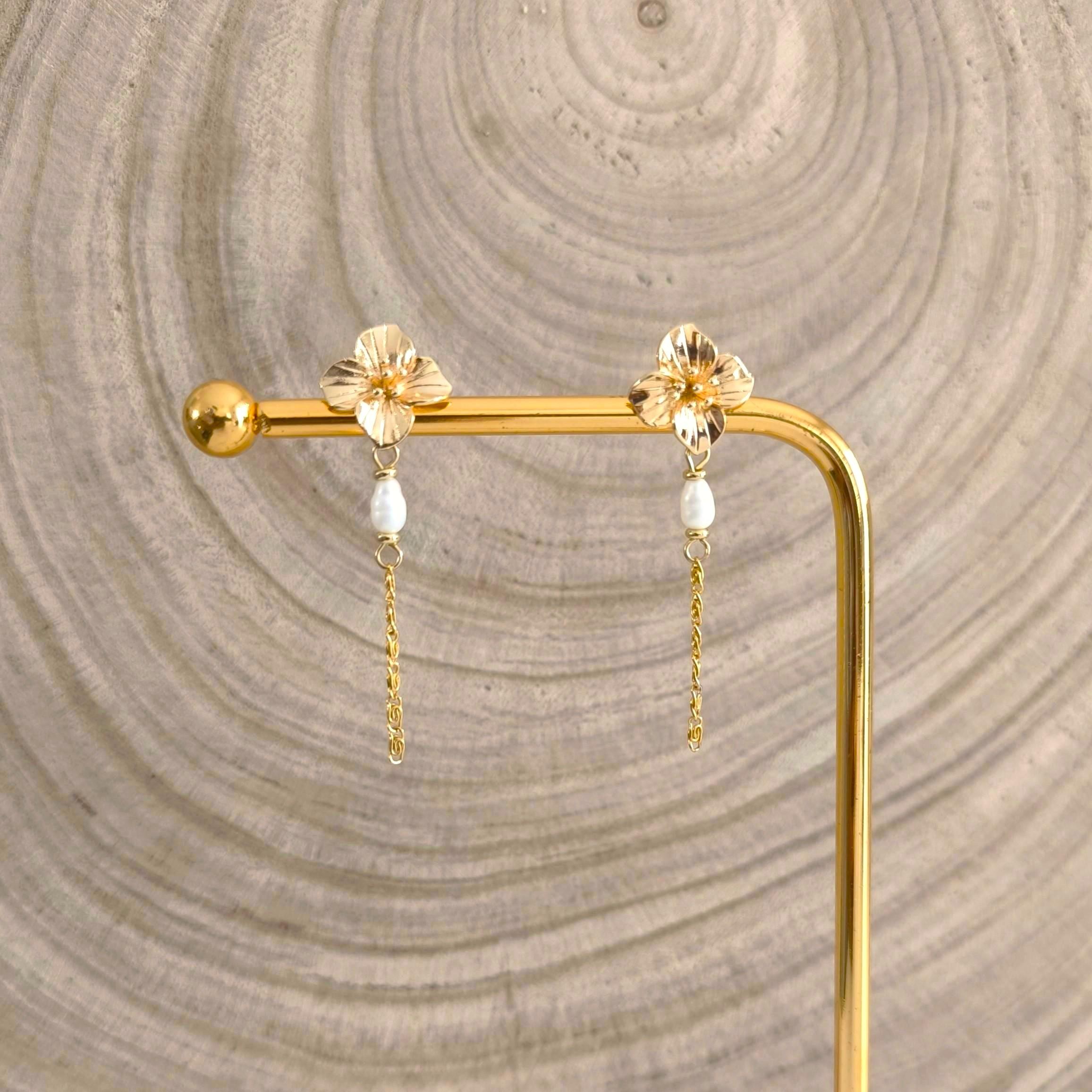 Mathilde, boucles d'oreilles dorées et perles d'eau douce