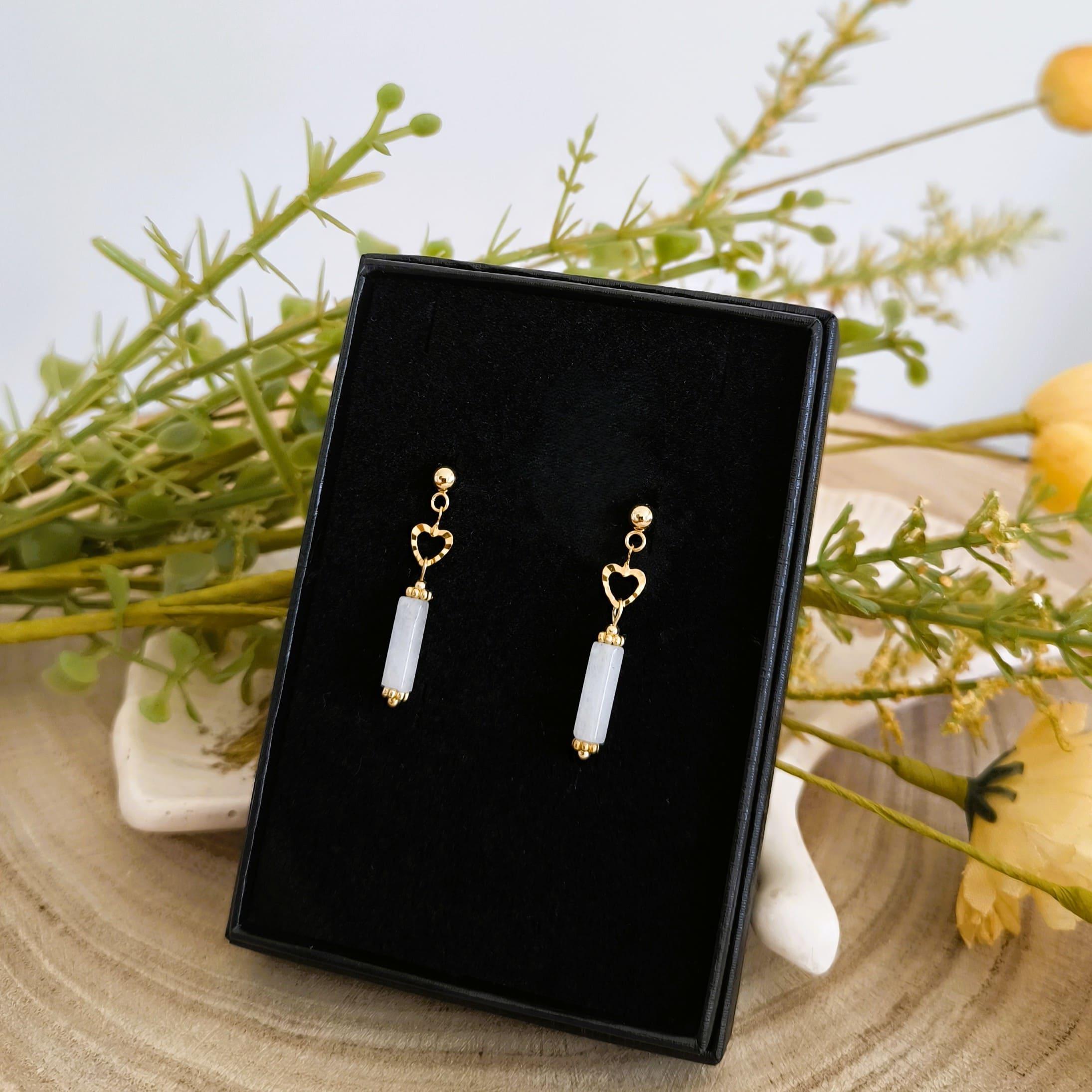Aurèle, boucles d'oreilles pendantes cœur et quartz blanc