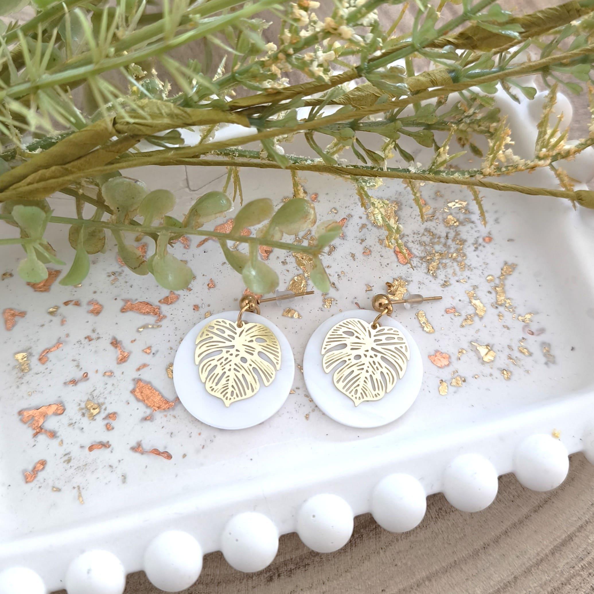 Vélia, boucles d'oreilles pendantes feuille de monstera et nacre