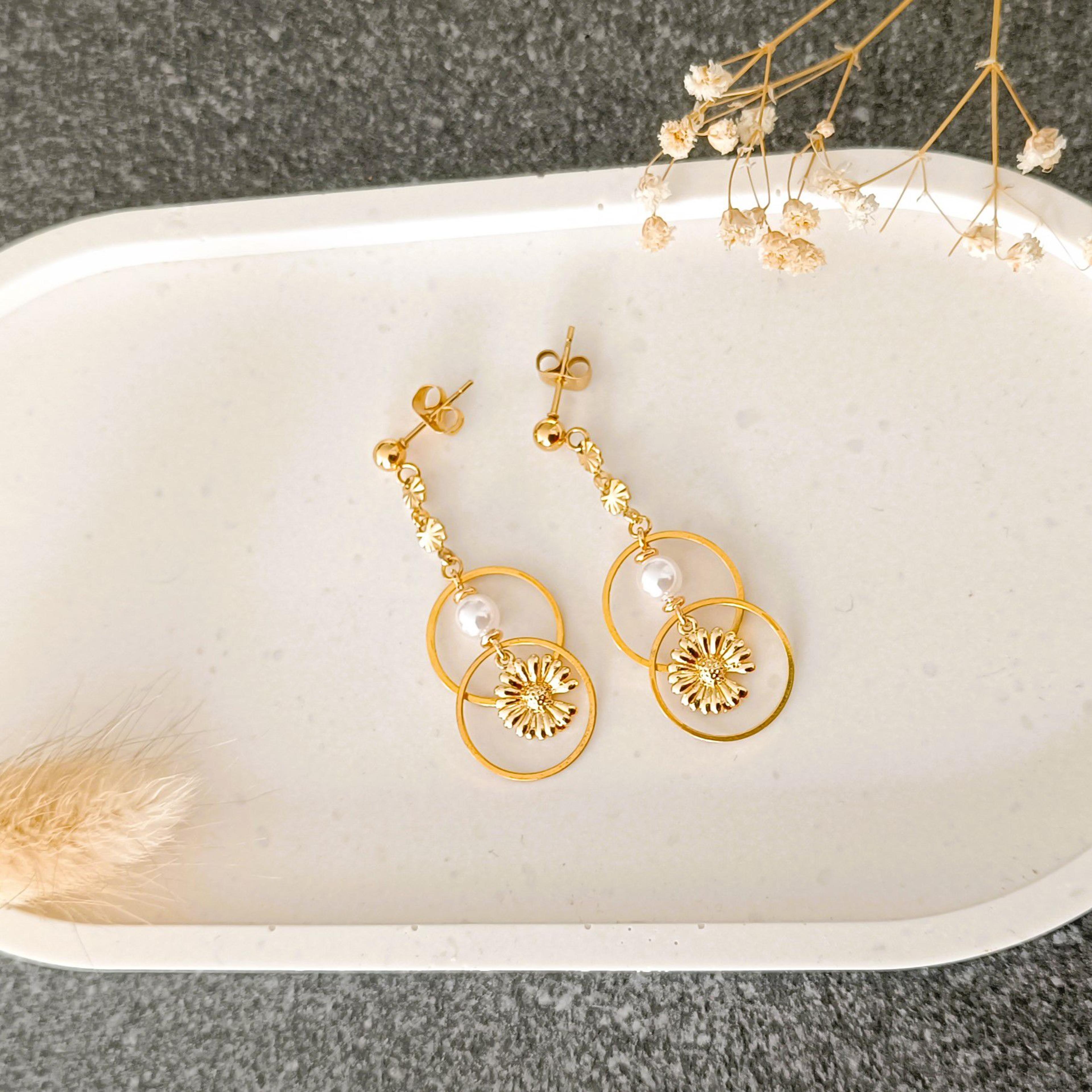 Judith, boucles d'oreilles dorées et perles acryliques