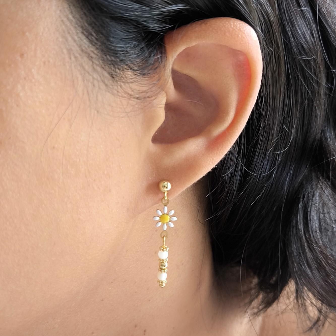 Zahra, boucles d'oreilles marguerites et perles de nacre – photo 2