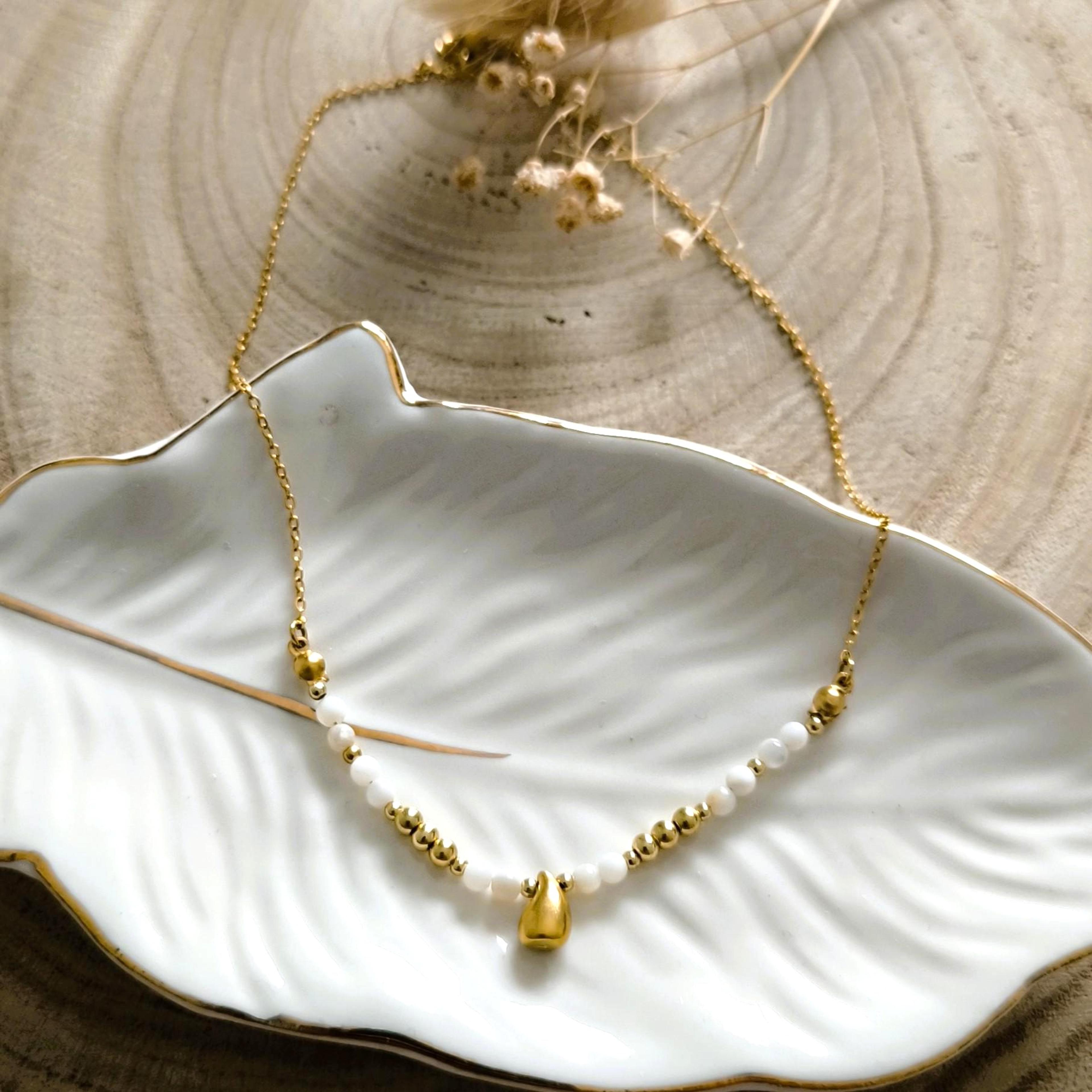 Sienna, collier perles de nacre et pendentif goutte