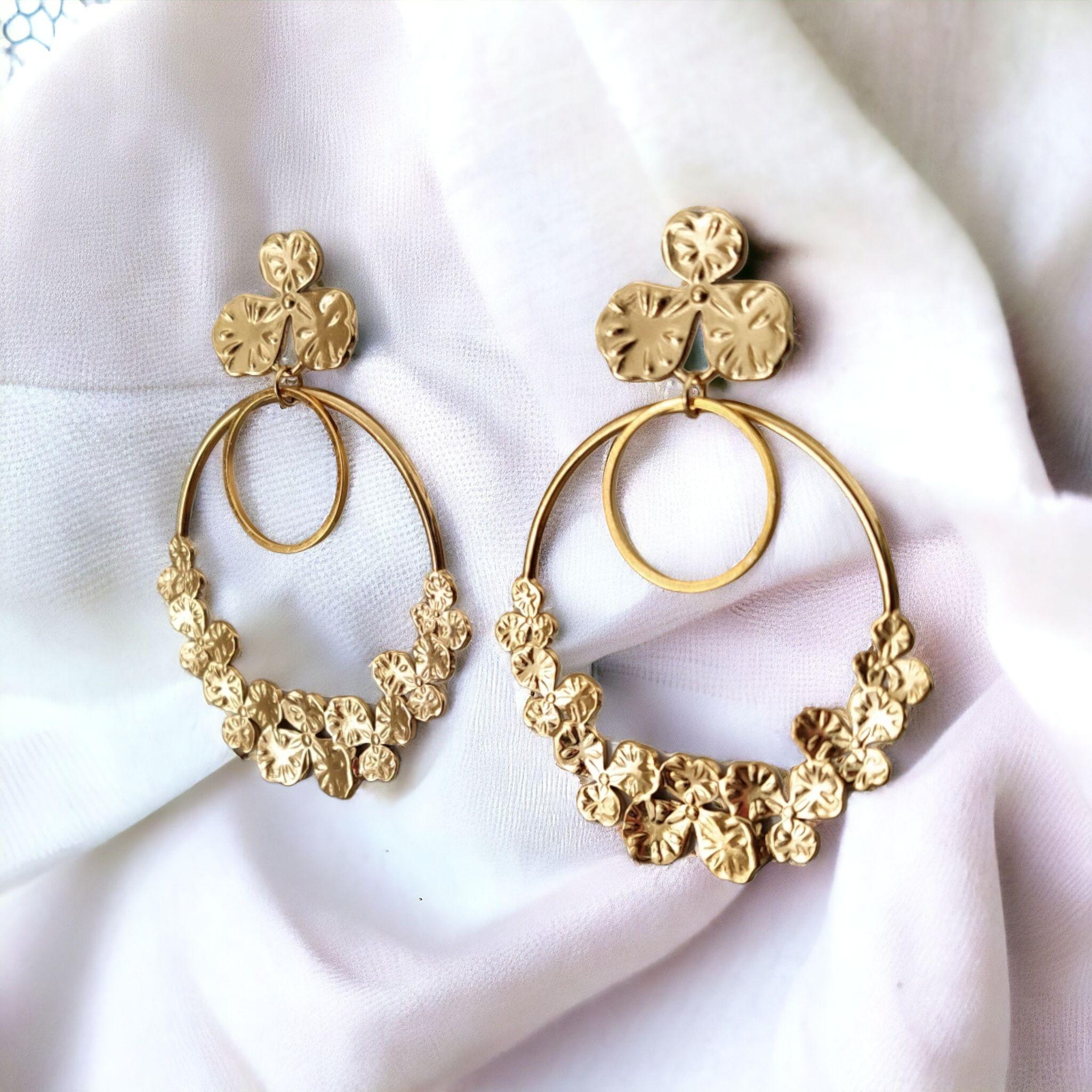 Priscilla, boucles d'oreilles pendantes fleurs dorées