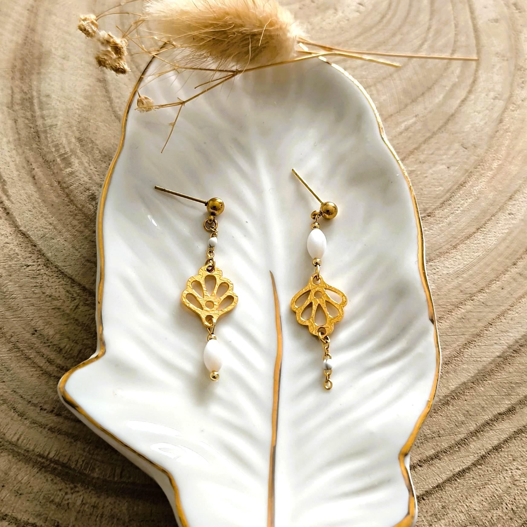 Joy, boucles d'oreilles asymétriques et perles de nacre