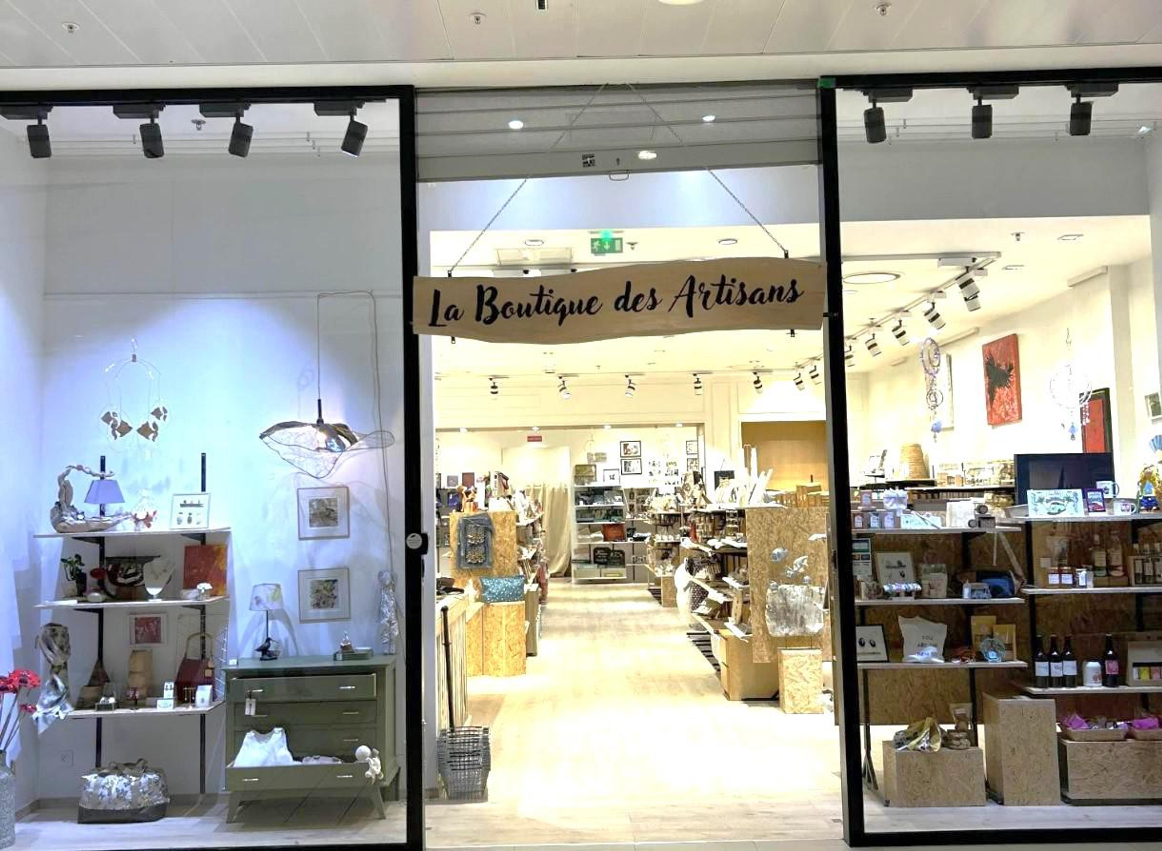 Vitrine de La Boutique des Artisans au centre commercial Les Saisons de Meaux, à Chauconin-Neufmoutiers