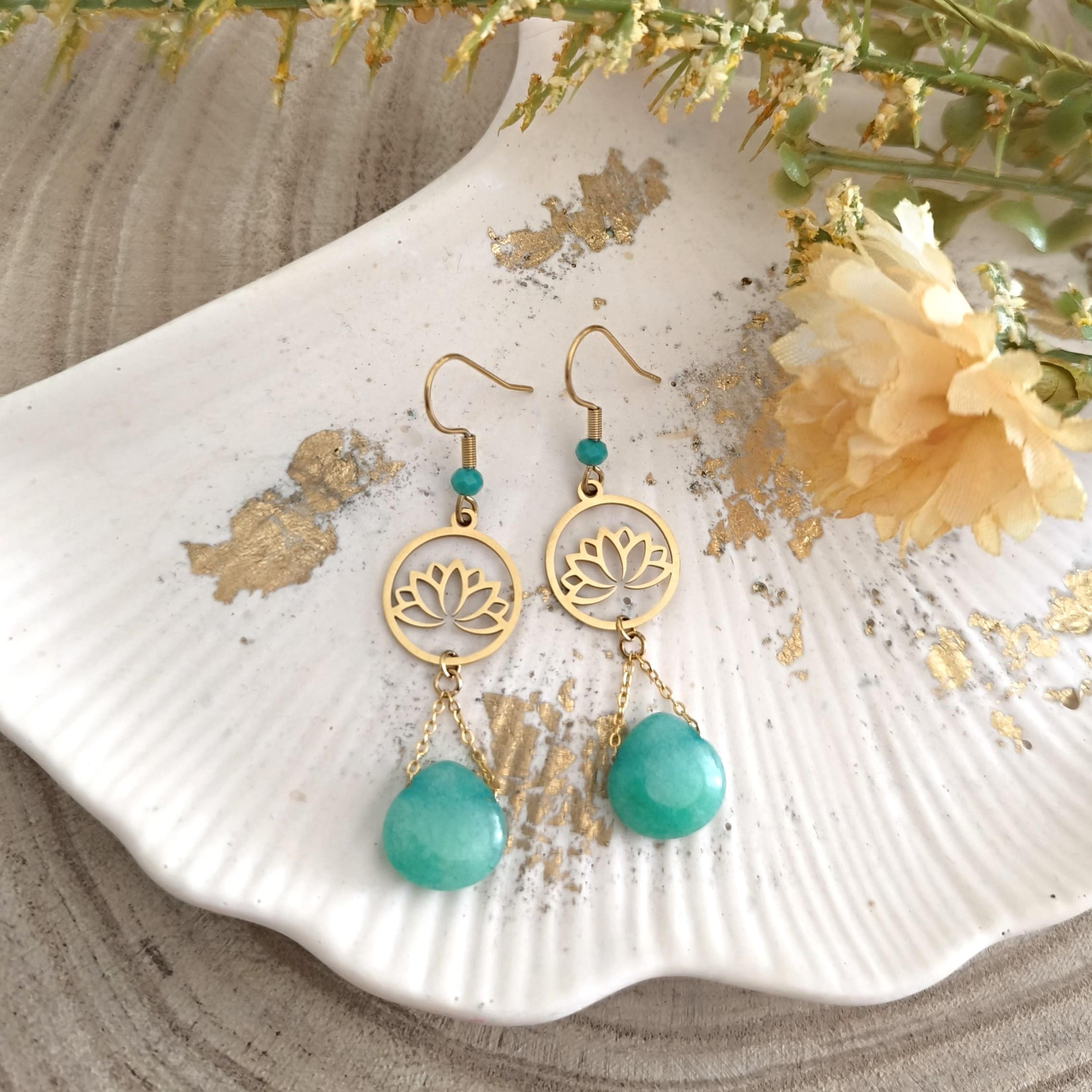 Padma, boucles d'oreilles lotus doré et agate verte